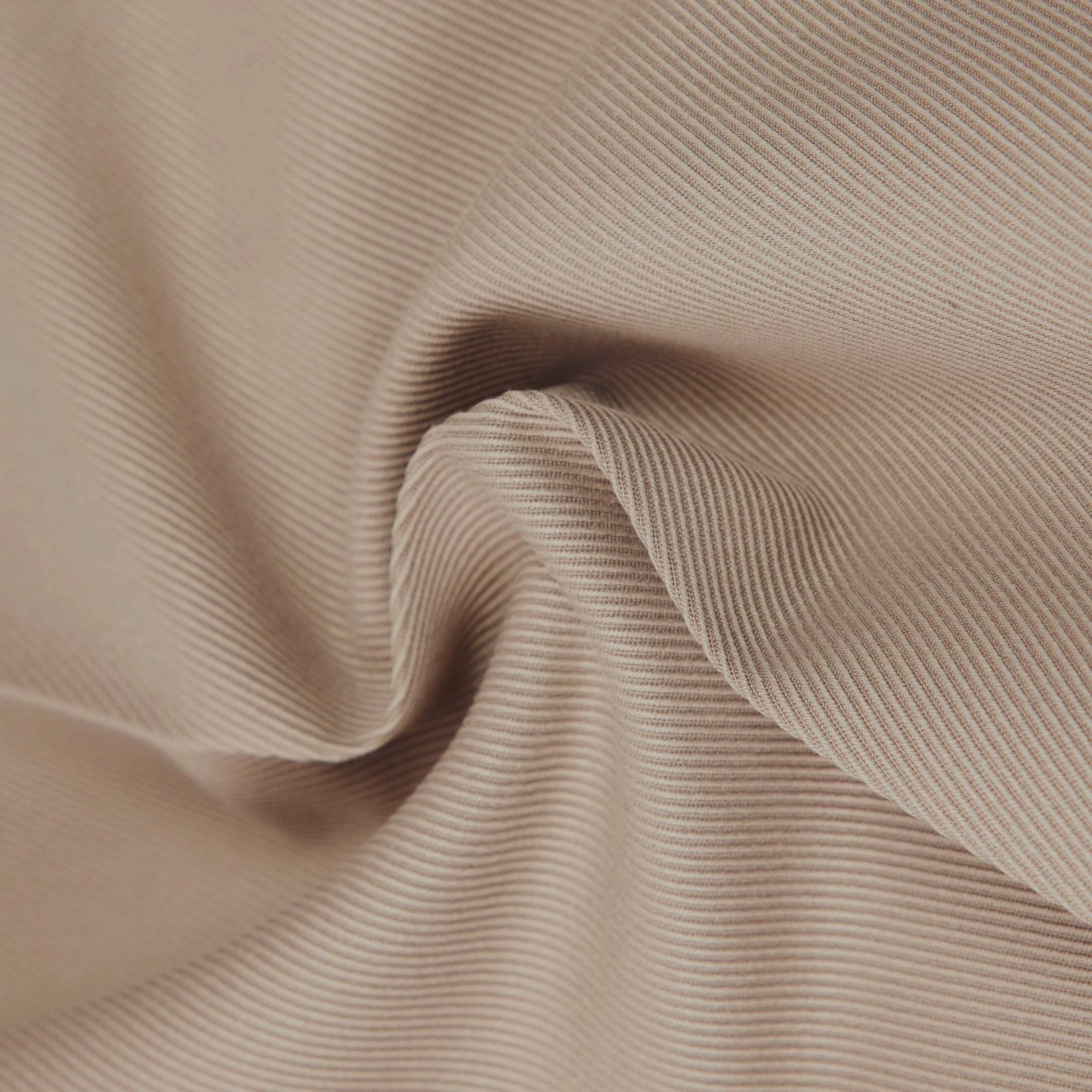 LEEK_WIDE - Relaxed fit pleated twill trousers - men - beige - Materialbild (B2C)