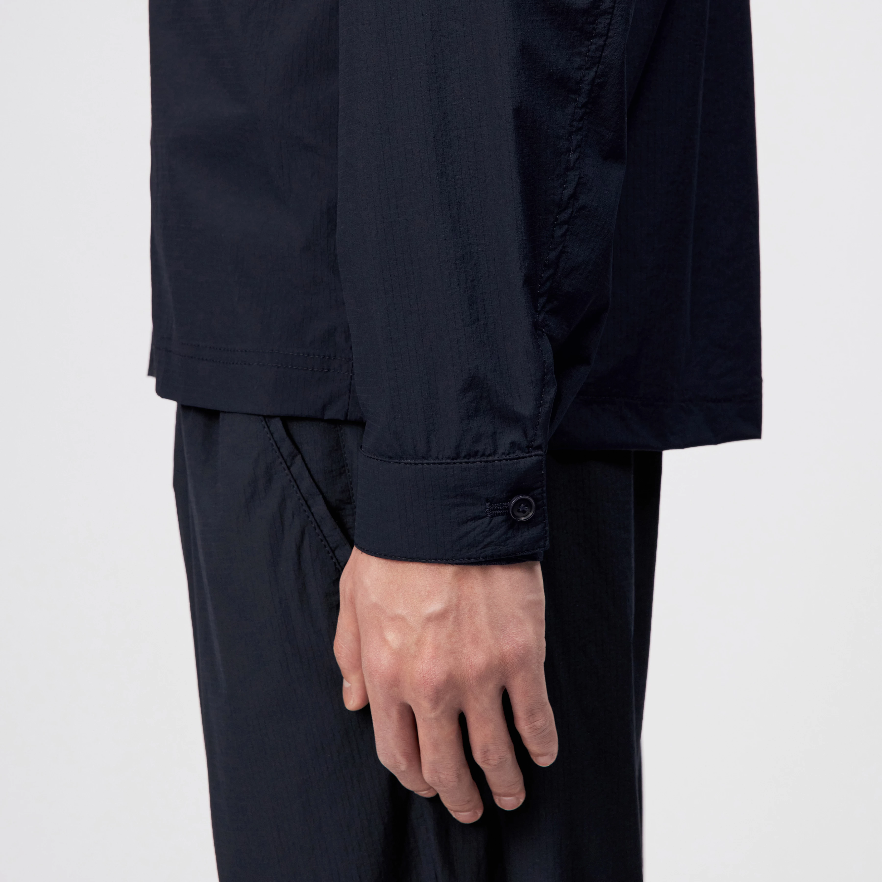 MACTO_Z - Regular fit shirt with zip in techno fabric - men - blue - Detailansicht am Model