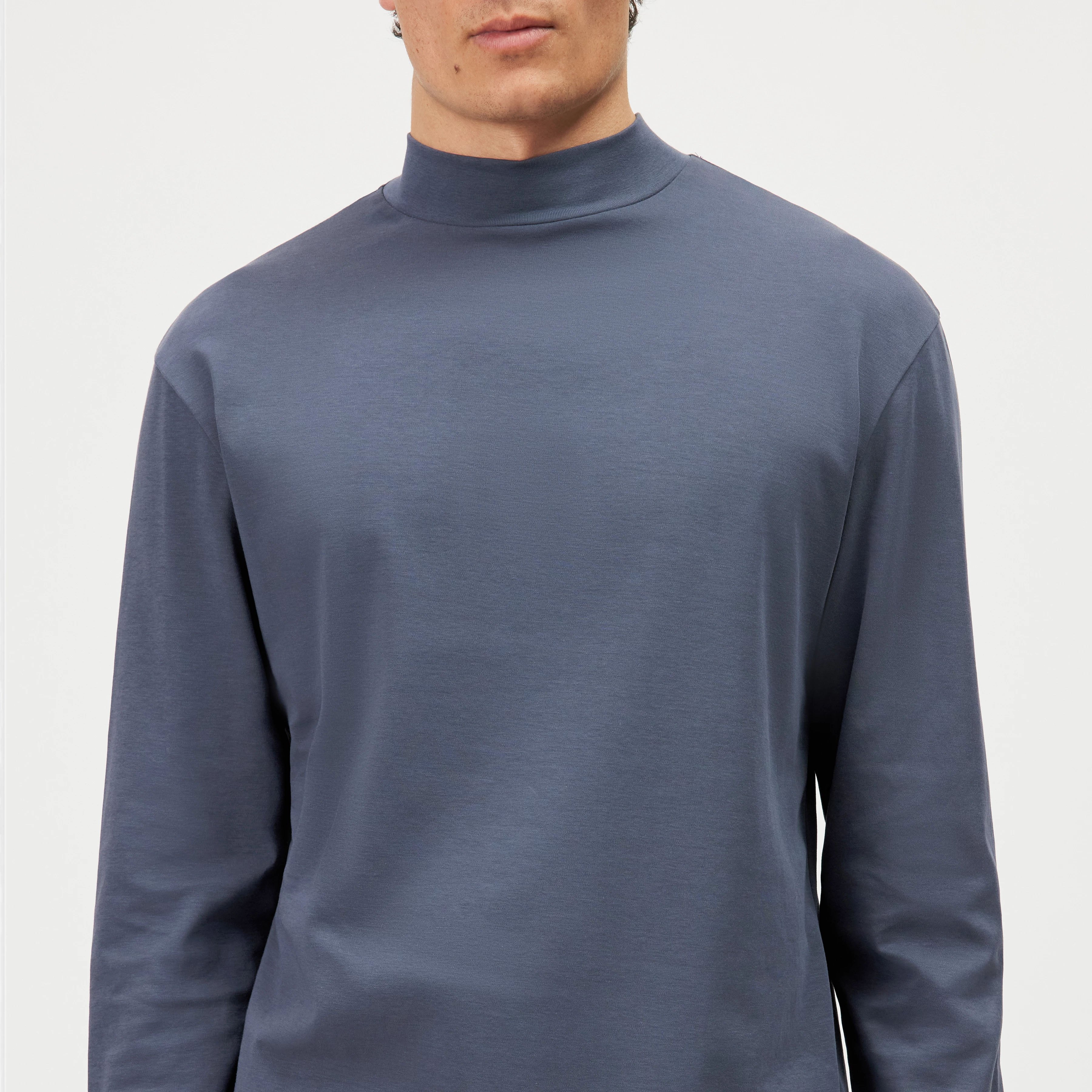MORITZO - Long-sleeved top with stand-up collar in stretch cotton - men - blue - Detailansicht am Model