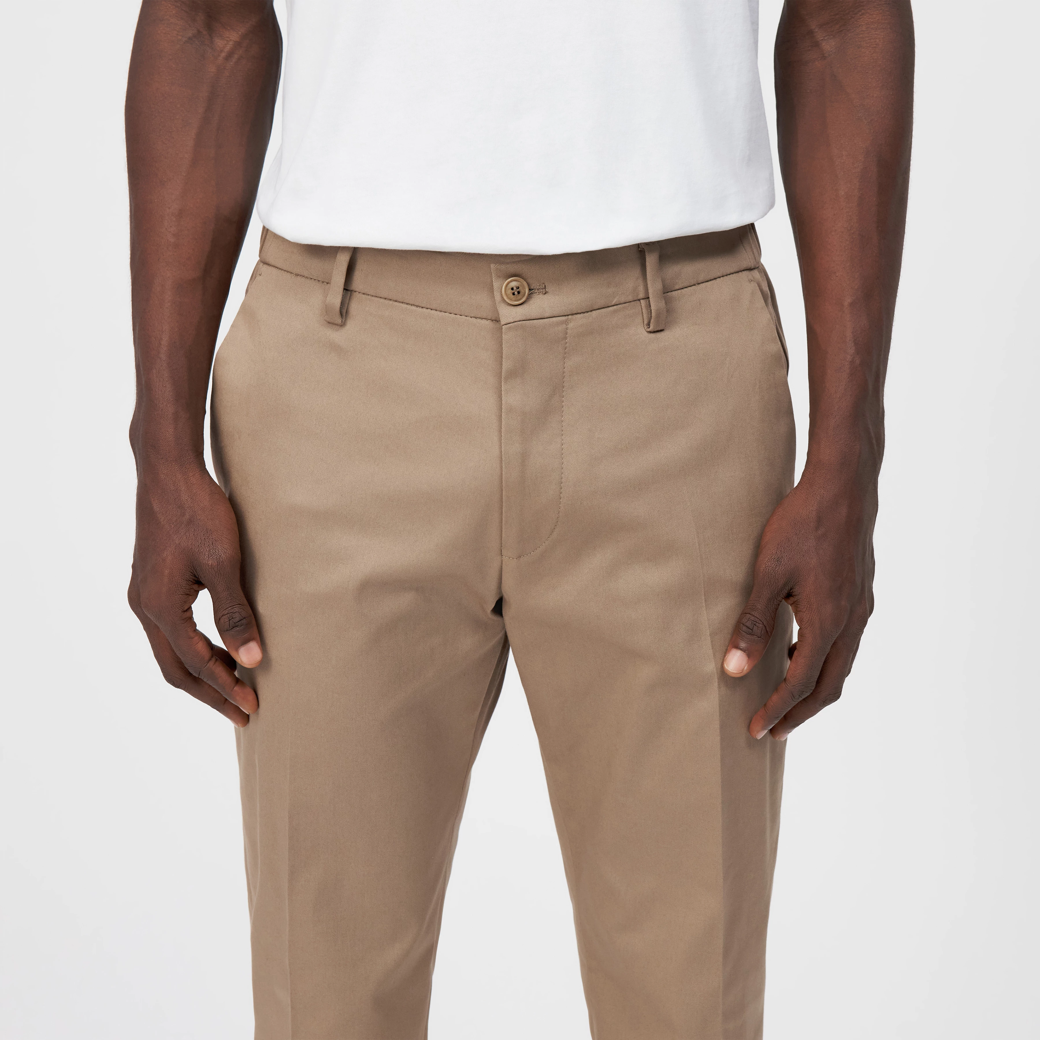 AJEND - Pantalon confectionné en gabardine de coton - men - marron - Detailansicht am Model