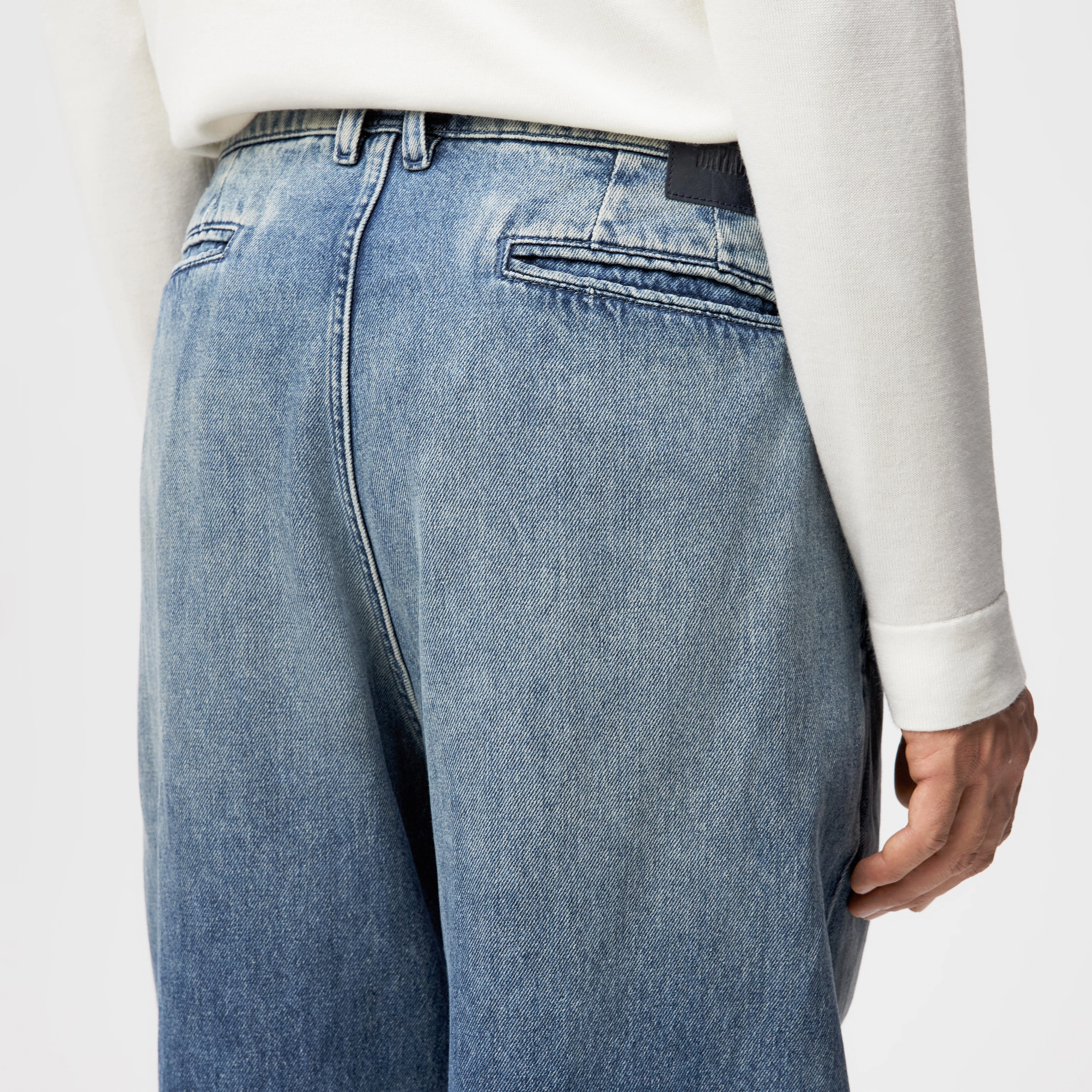 KARYKO_D - Relaxed fit jeans in mid-blue denim - men - blue - Detailansicht am Model