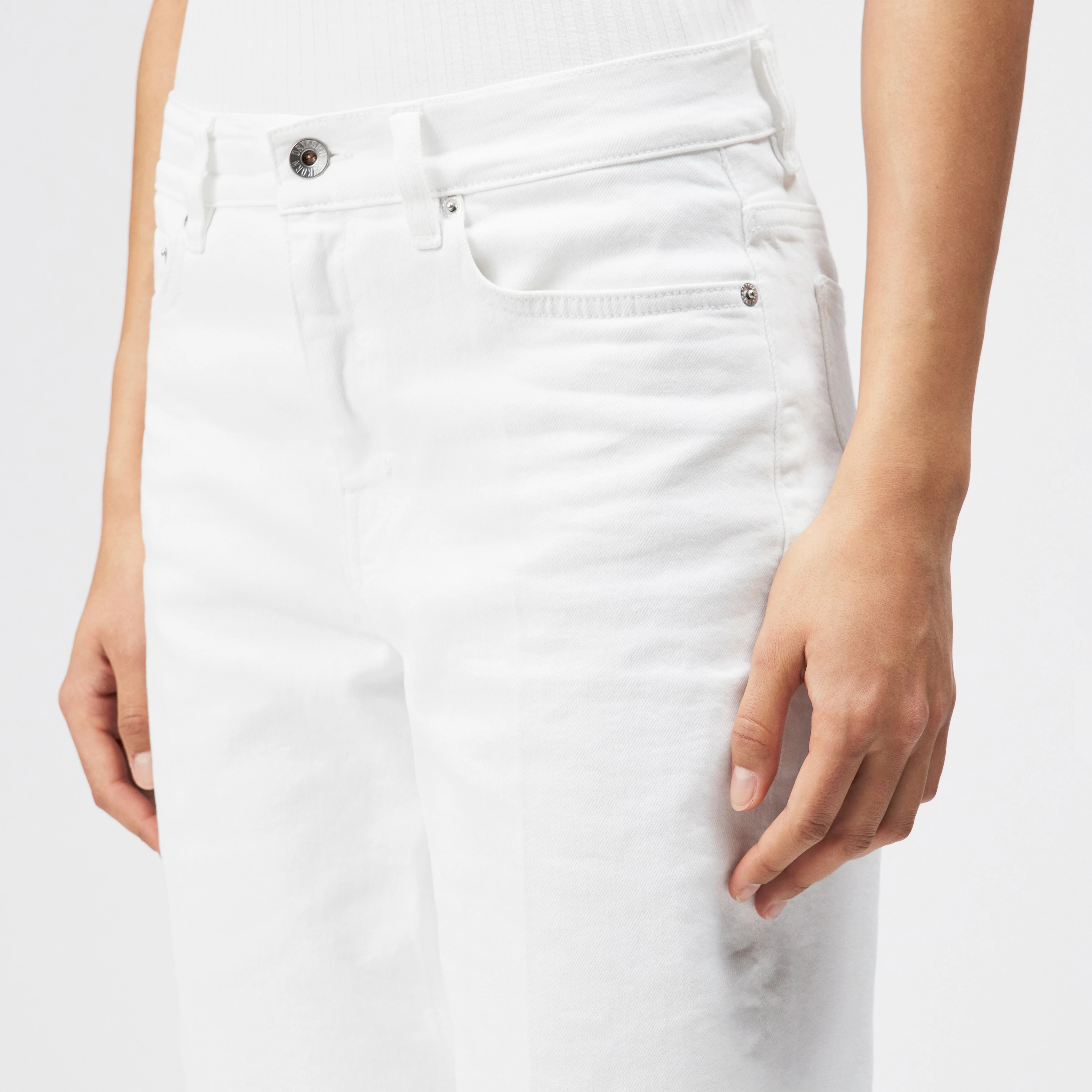 RETAIN - Bootcut-jeans in kledinggeverfde denim - dames - wit - Detailansicht am Model