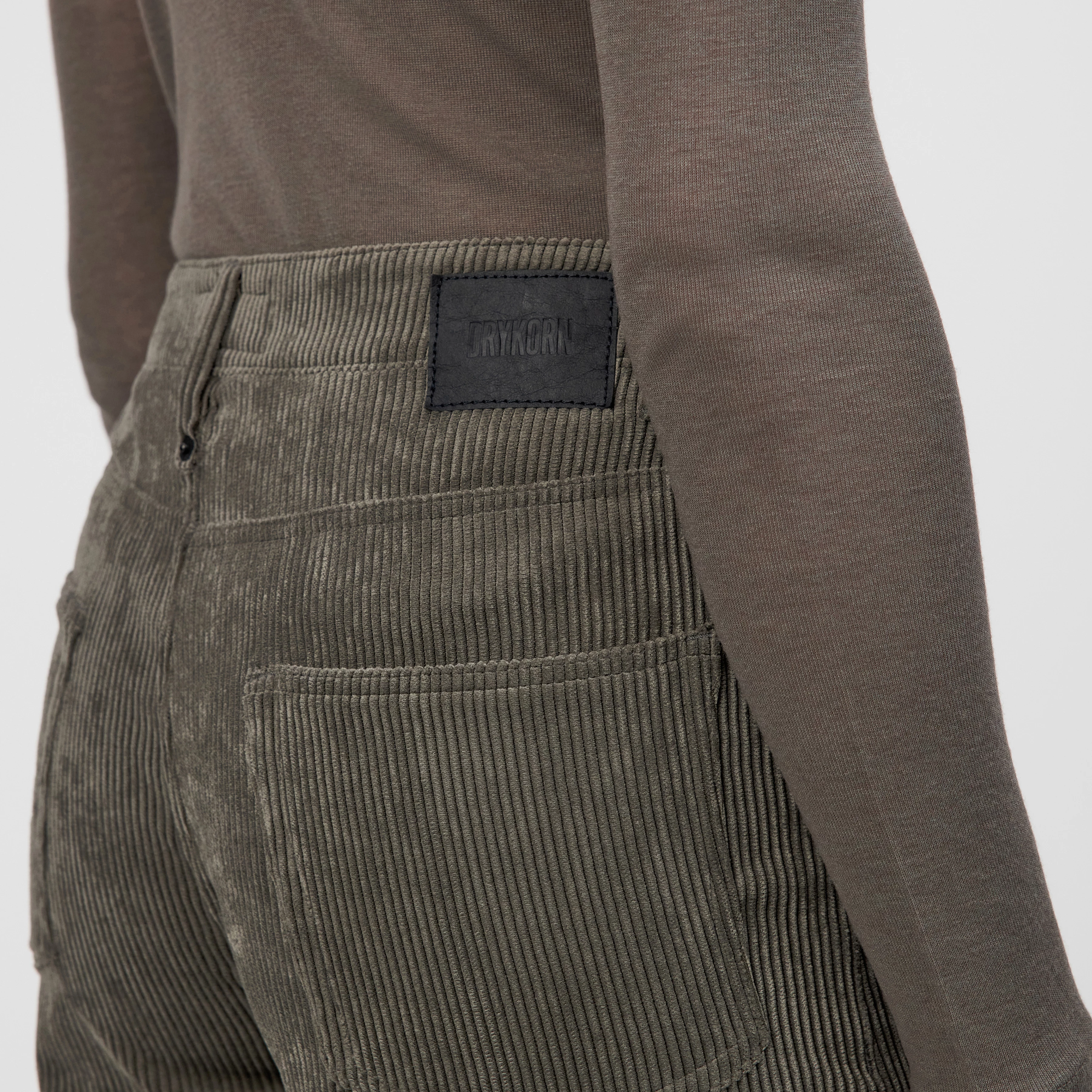 MEDLEY - Mid-rise jeans in corduroy - women - grey - Detailansicht am Model