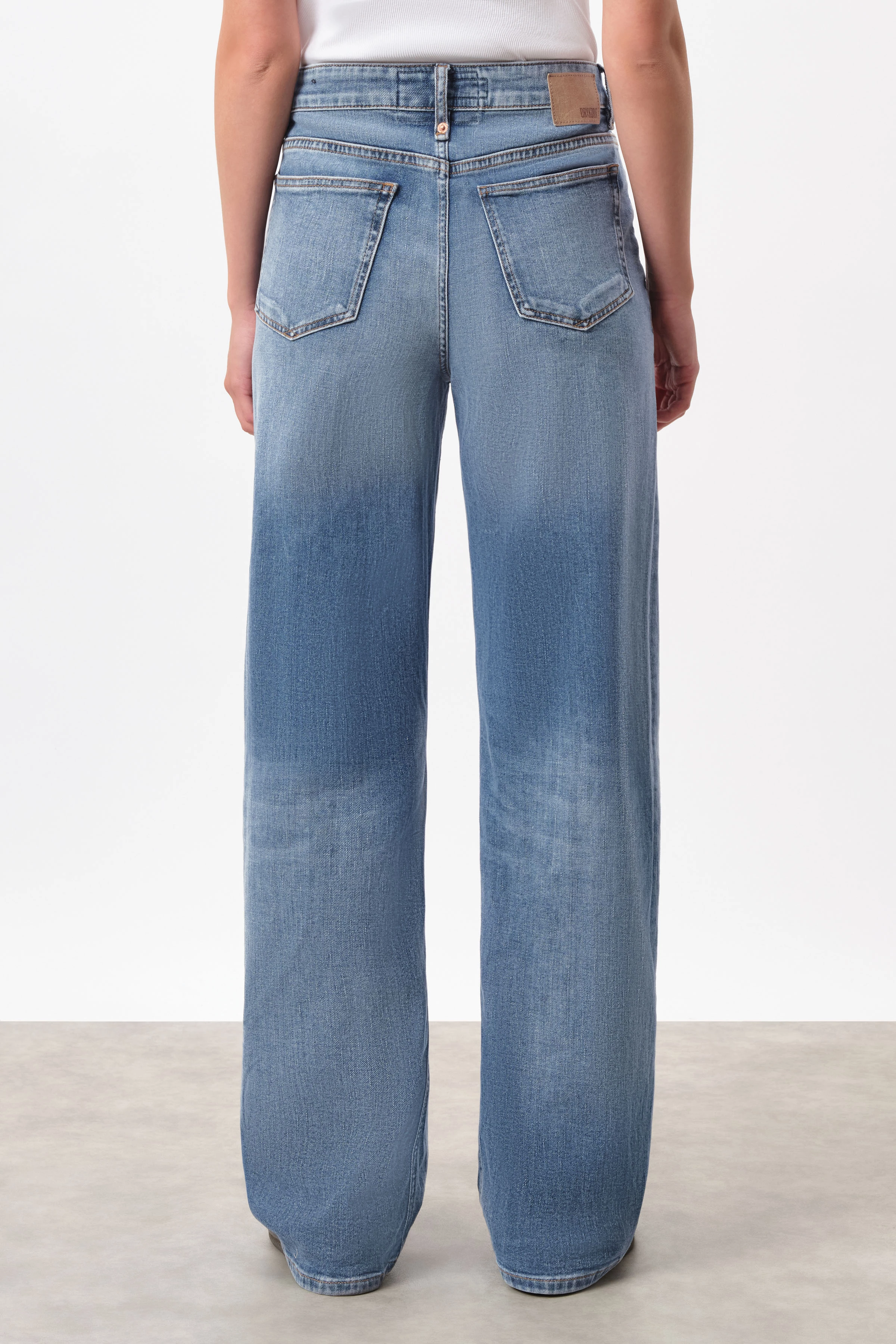 MEDLEY - mid-waist jeans with wide legs in raw denim - women - blue - Rückansicht