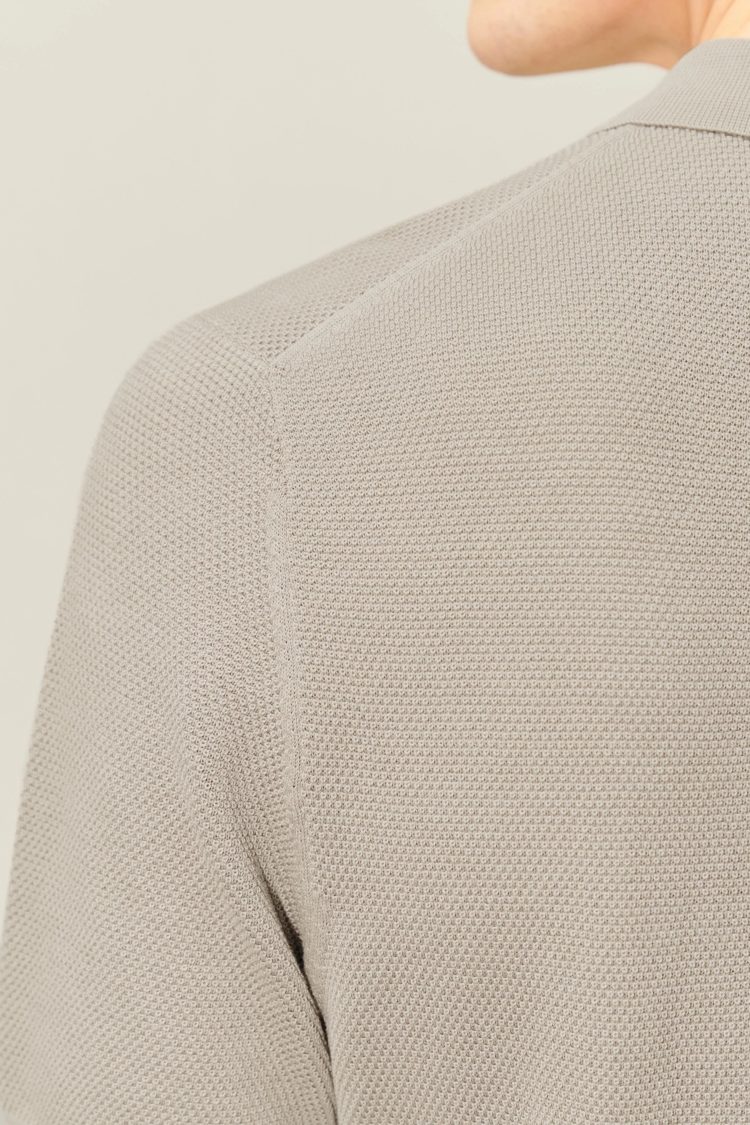 TRITON - Polo in Jaquardstrick - Herren - braun - Detailansicht am Model