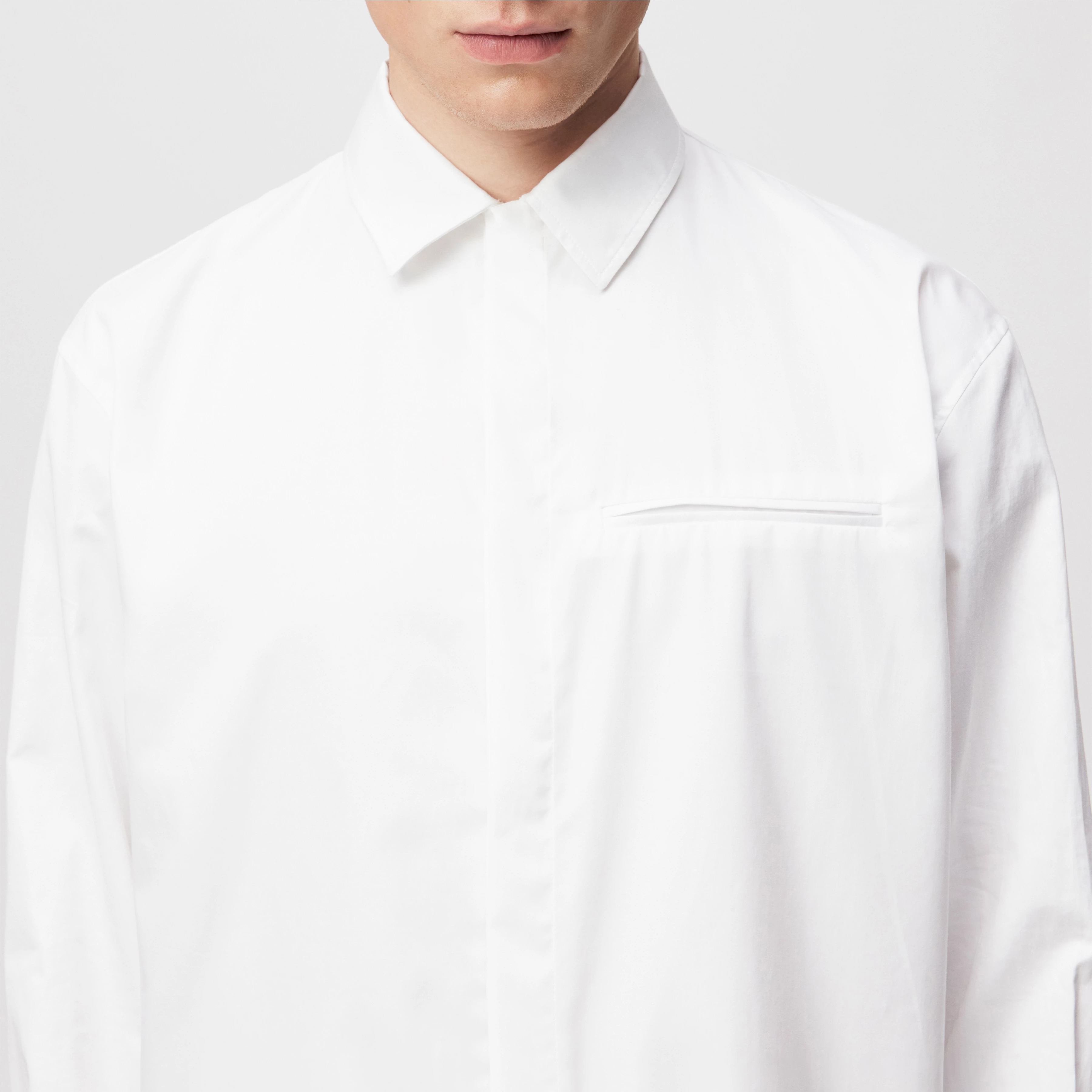 JAARI - Hemd mit verdeckter Knopfleiste in Satin Popeline - Herren - weiß - Detailansicht am Model