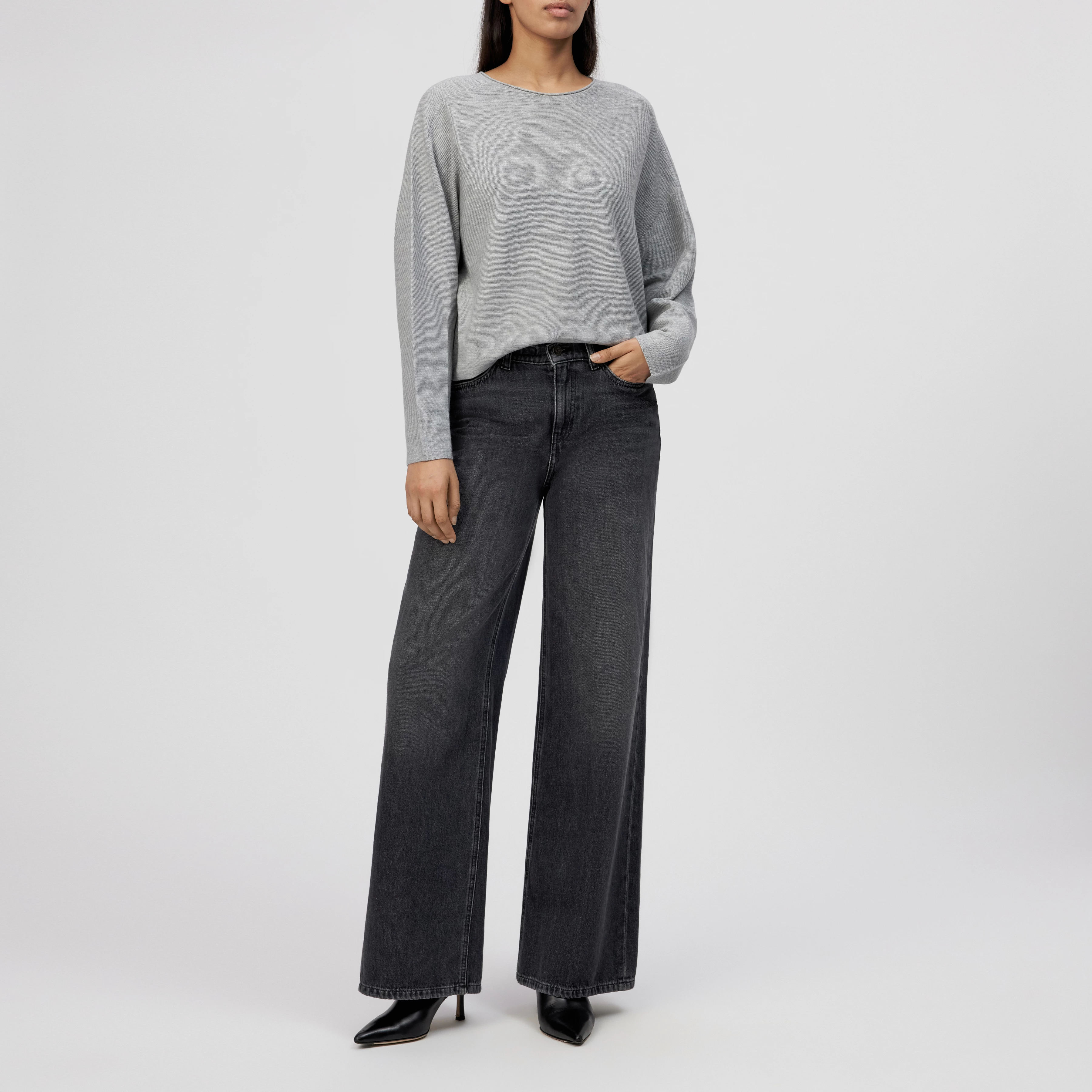 MEAMI - Vekürzter Egg-Shape Pullover in 100% Merinowolle - Damen - grau - Ganzkörper-Frontansicht