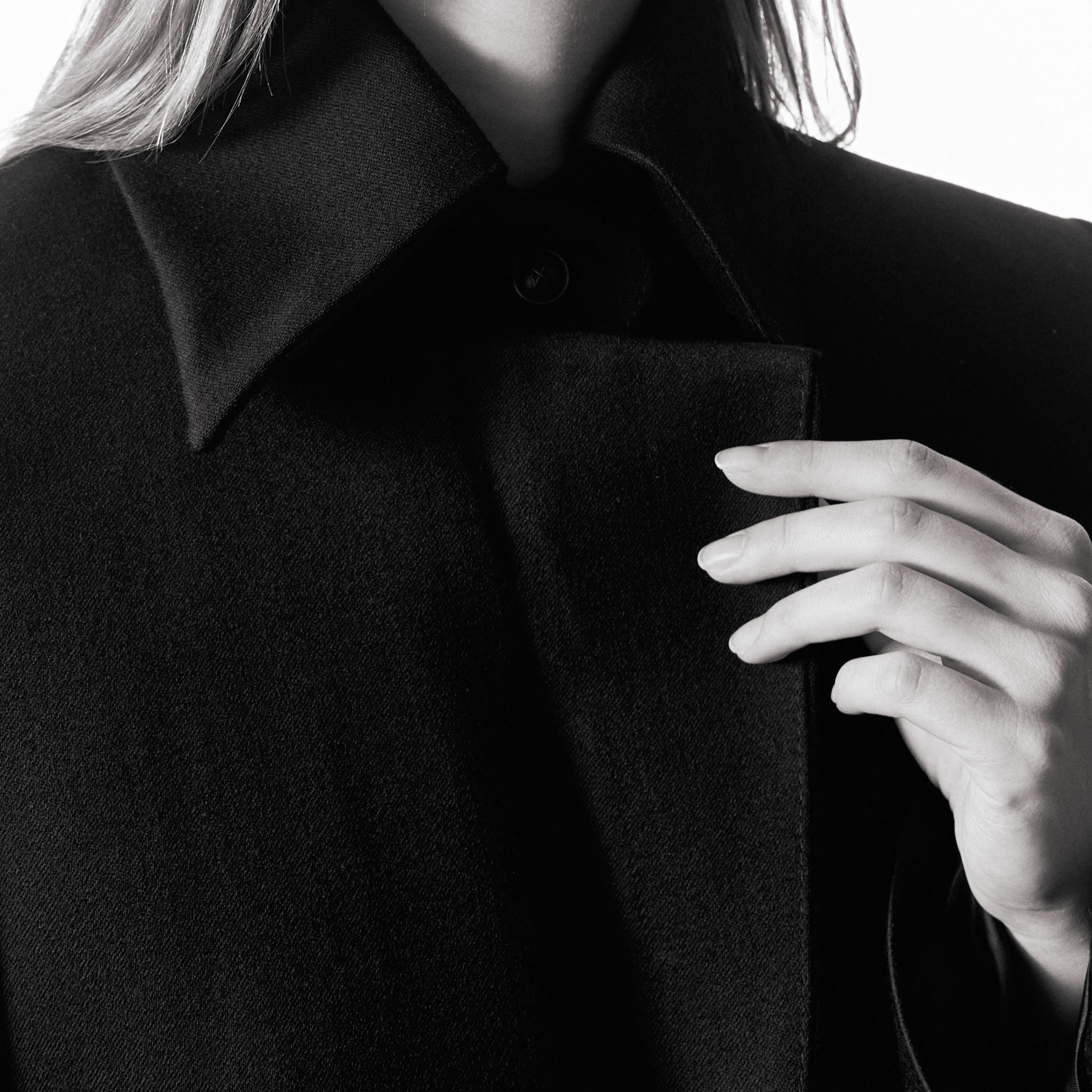 DRYCHILI - Tailored Blazer in Pure Virgin Wool - women - black - Detailansicht am Model
