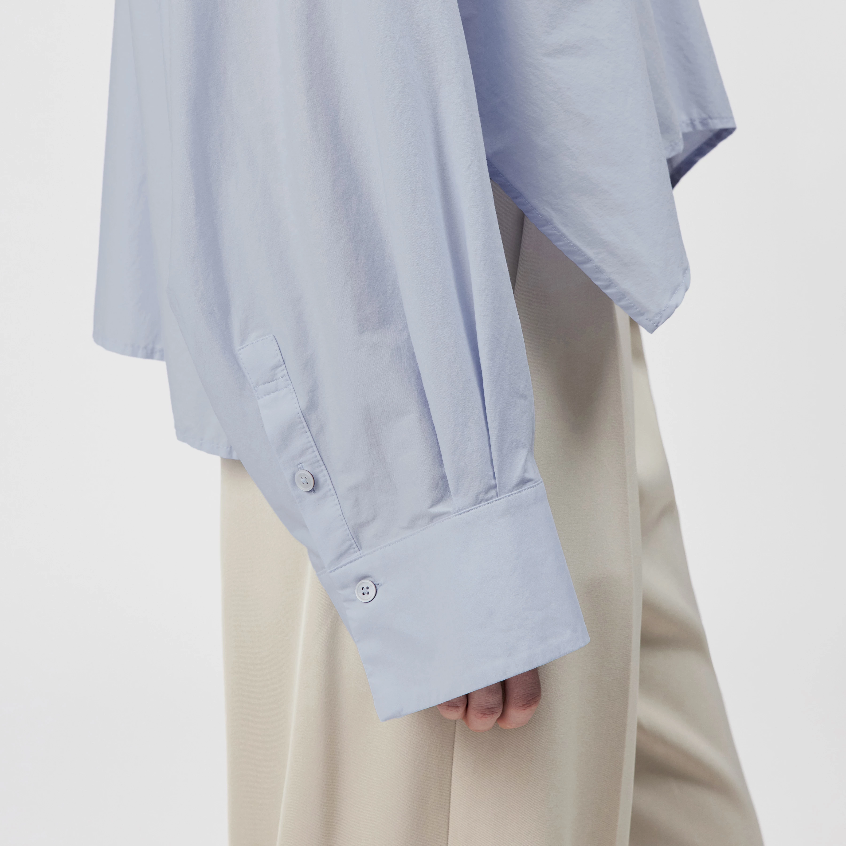OSHIA - Oversized shirt blouse in poplin - women - blue - Detailansicht am Model