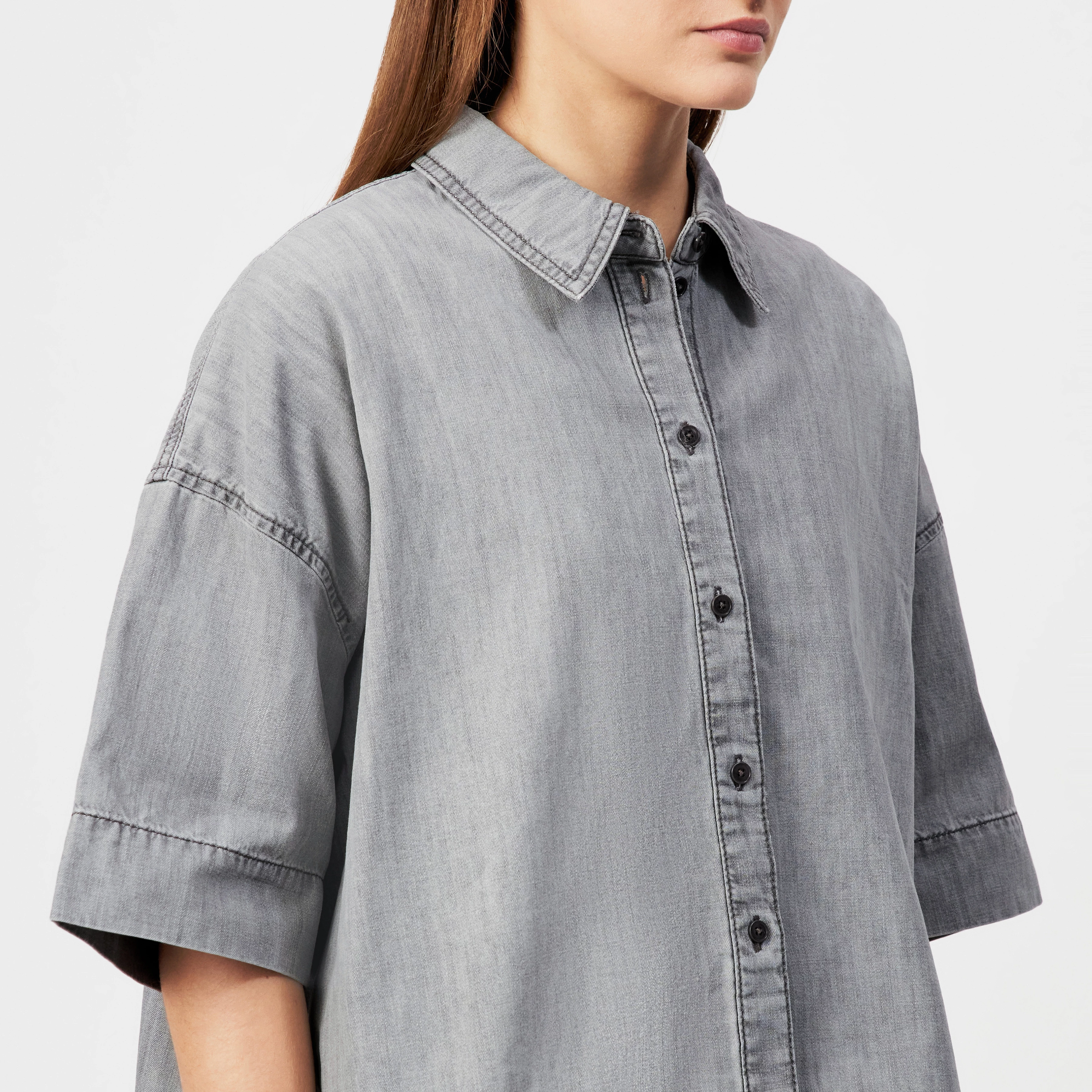 YARIKA - Oversized denim shirt blouse - women - grey - Detailansicht am Model