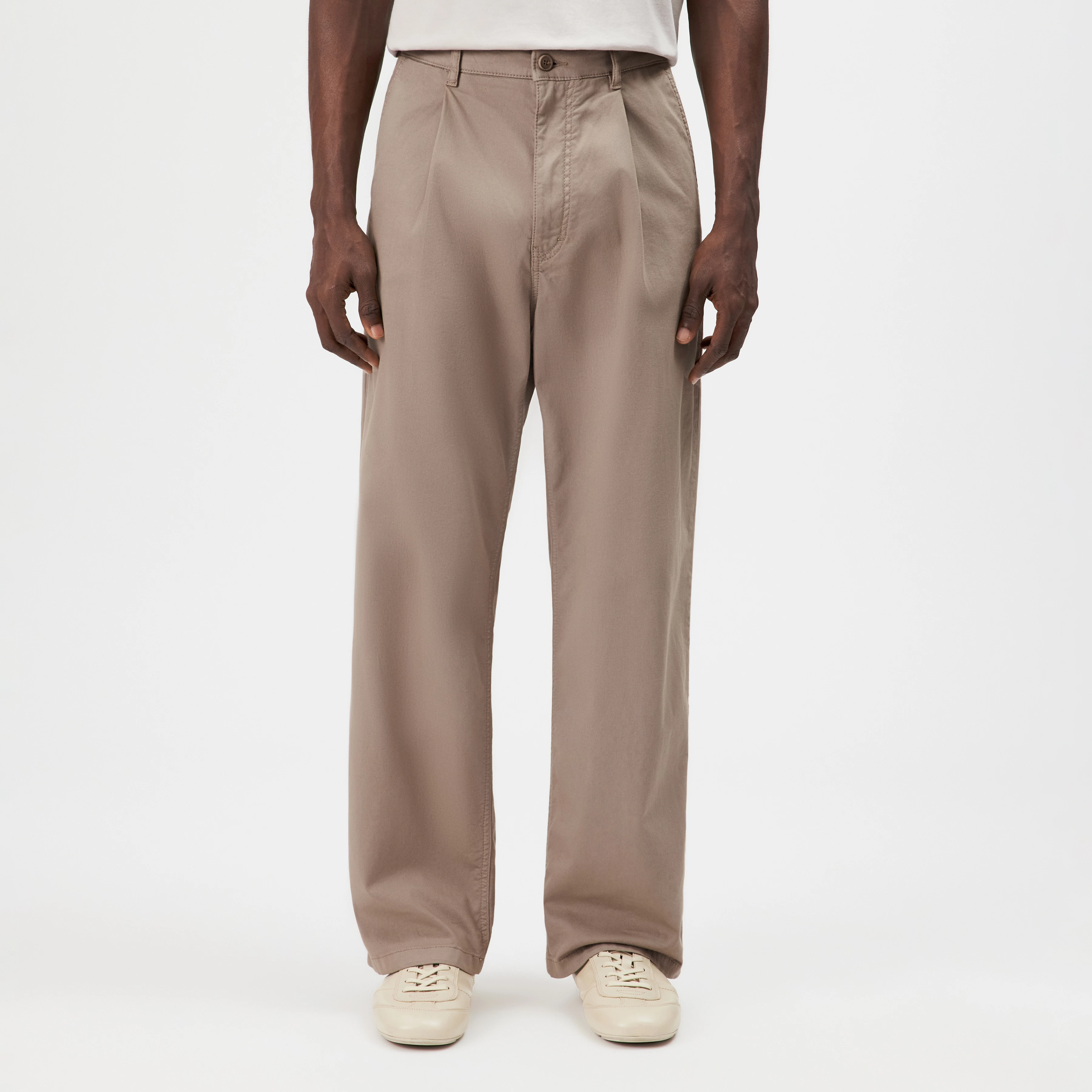 RIKKAD - Wide pleat-front cotton trousers - men - brown - Frontansicht