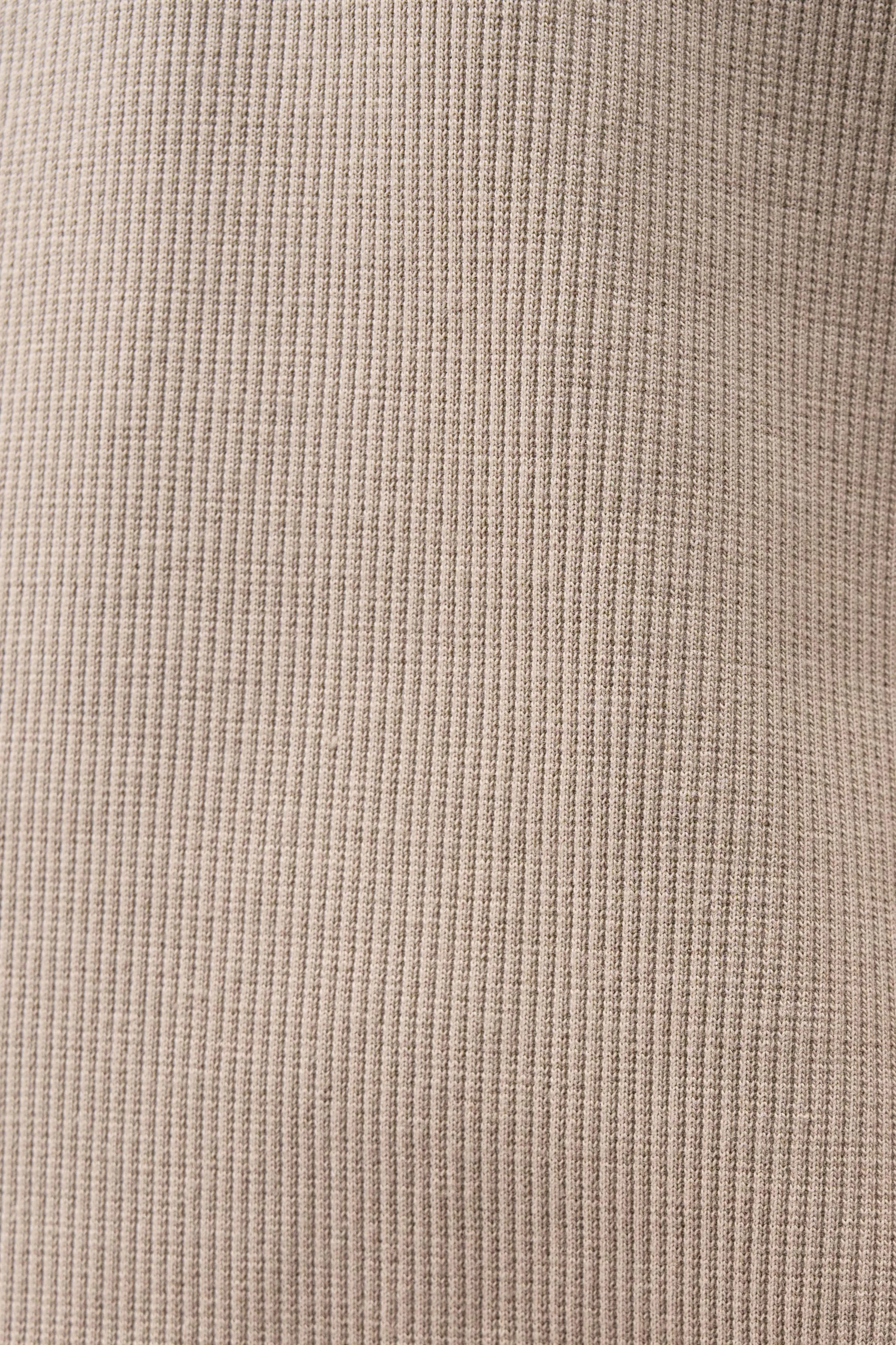 RAPHAEL - T-shirt in cotton - men - brown - Detailansicht am Model