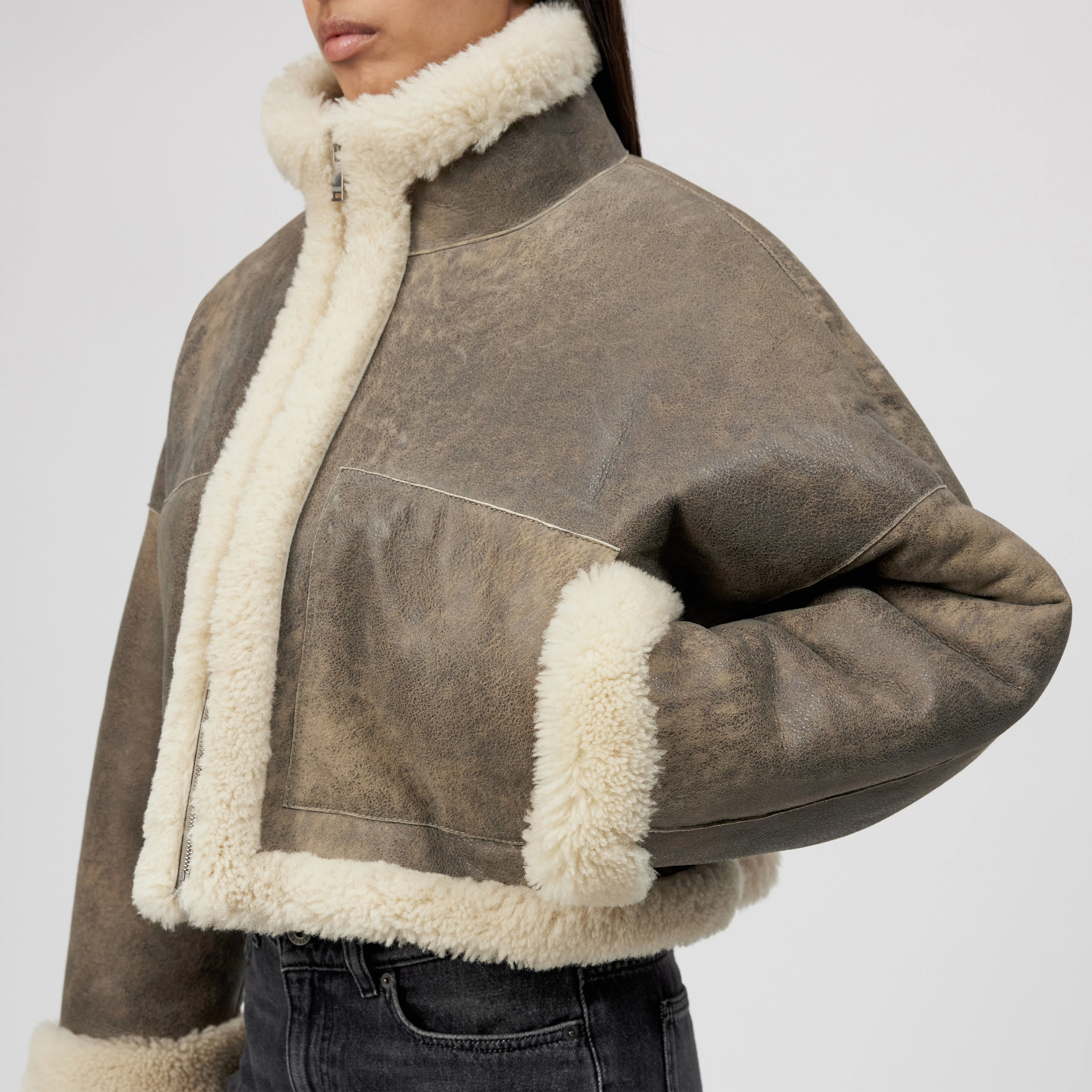 ELSTOW - Oversized box jacket in real lambskin - women - beige - Detailansicht am Model