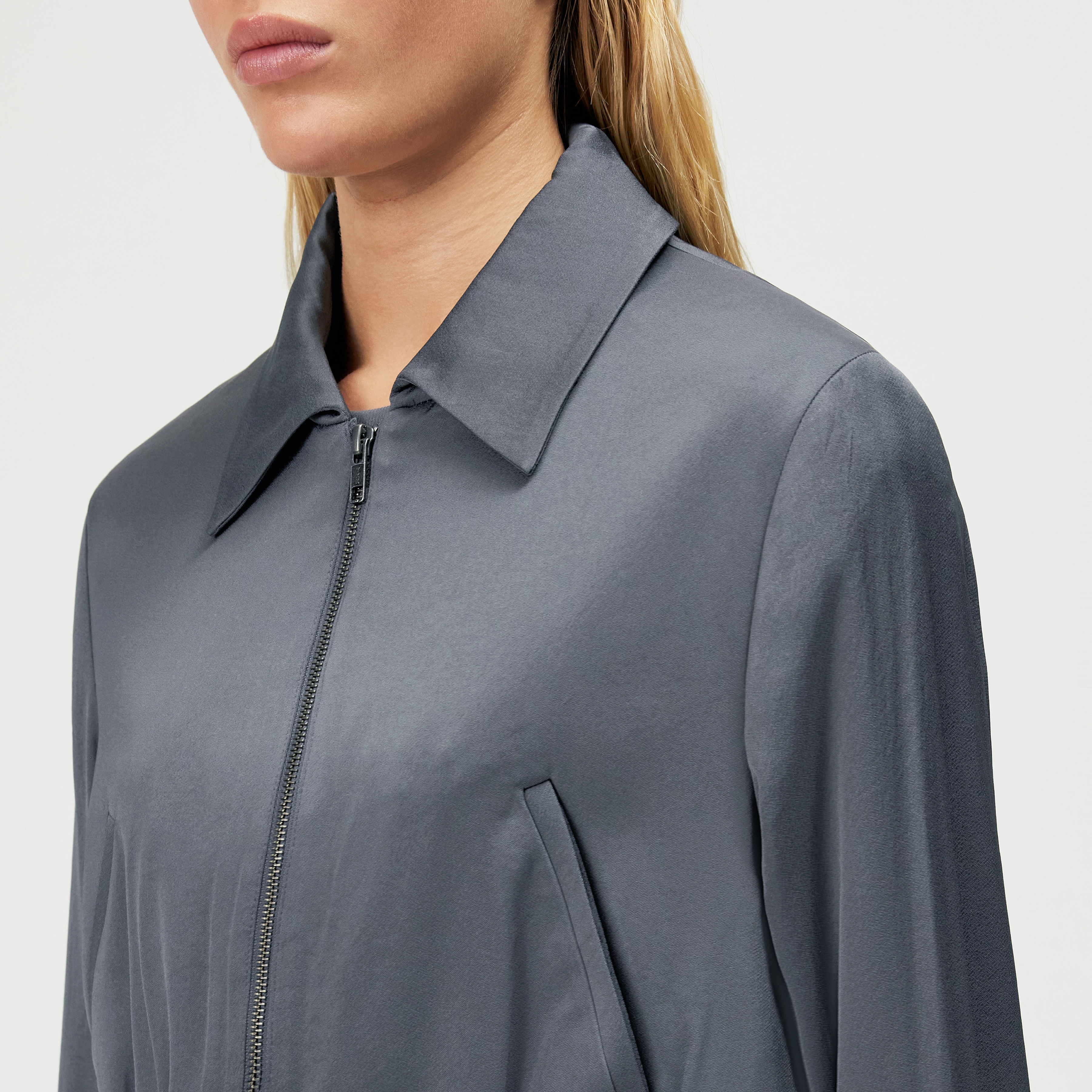 RADWAY_1 - Blouson court en satin - women - gris - Detailansicht am Model