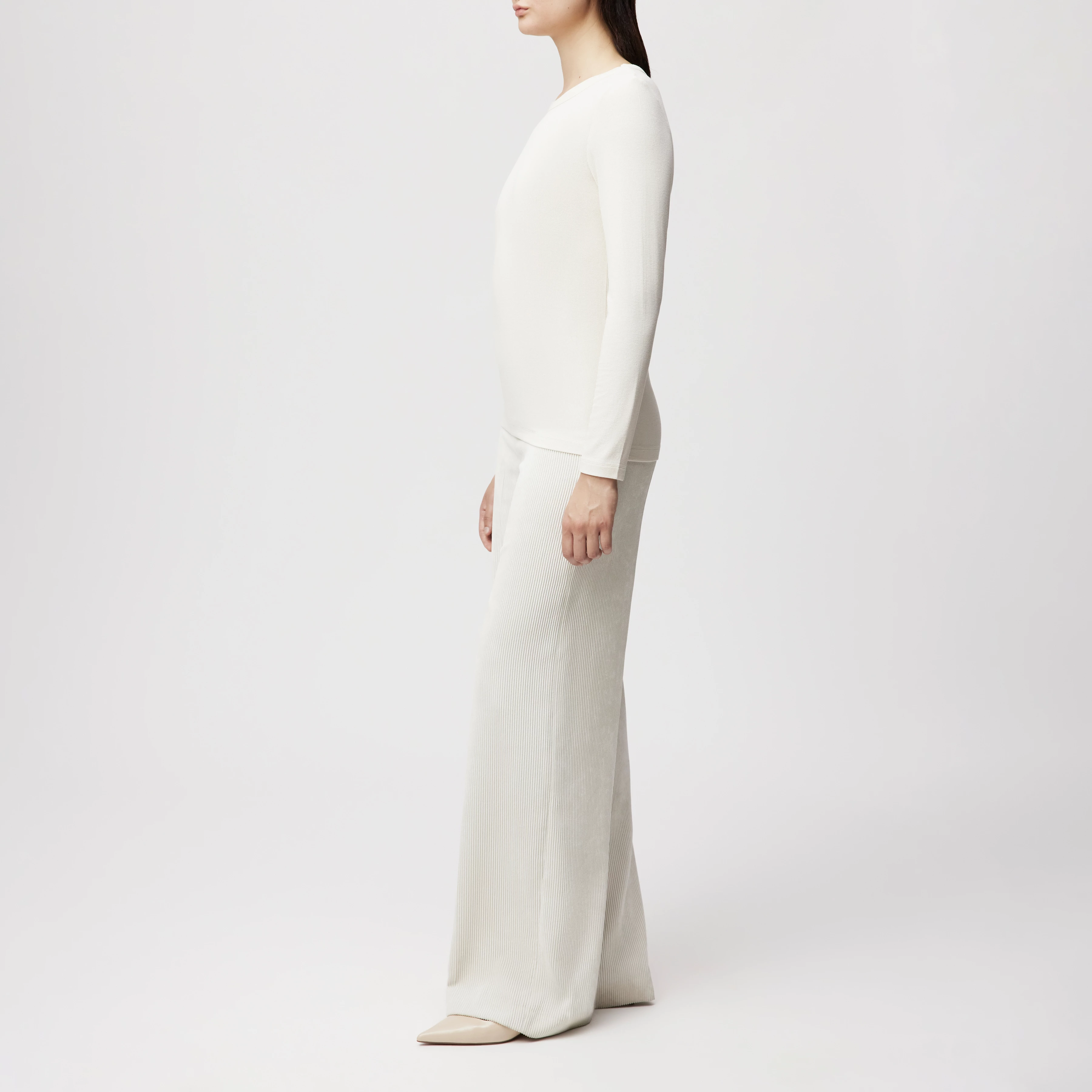 BAJARI - Slim-fit long-sleeved top in soft modal blend - women - off white - Seitenansicht