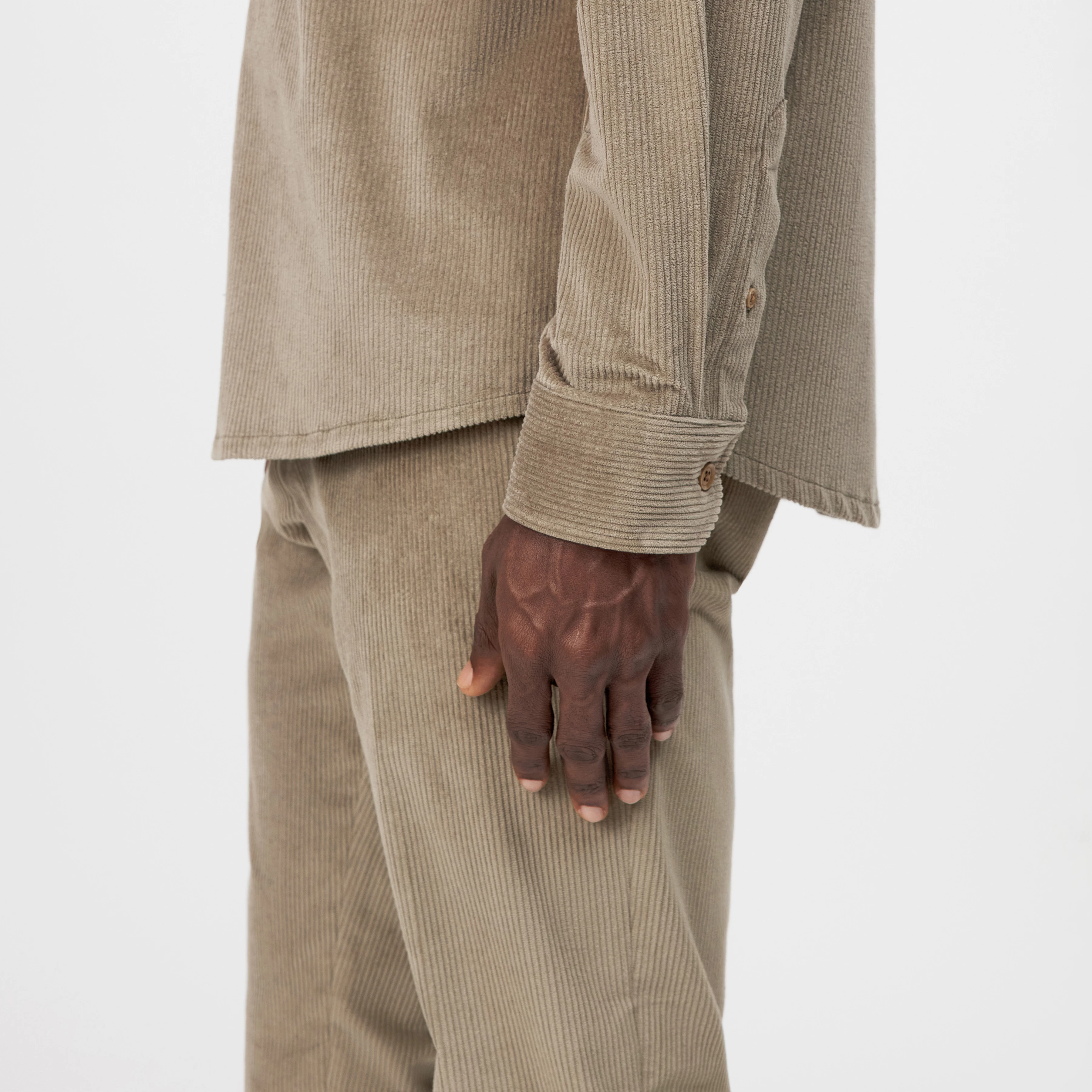 LIET_3 - Button-Down Hemd in Baumwoll-Cord - Herren - braun - Detailansicht am Model