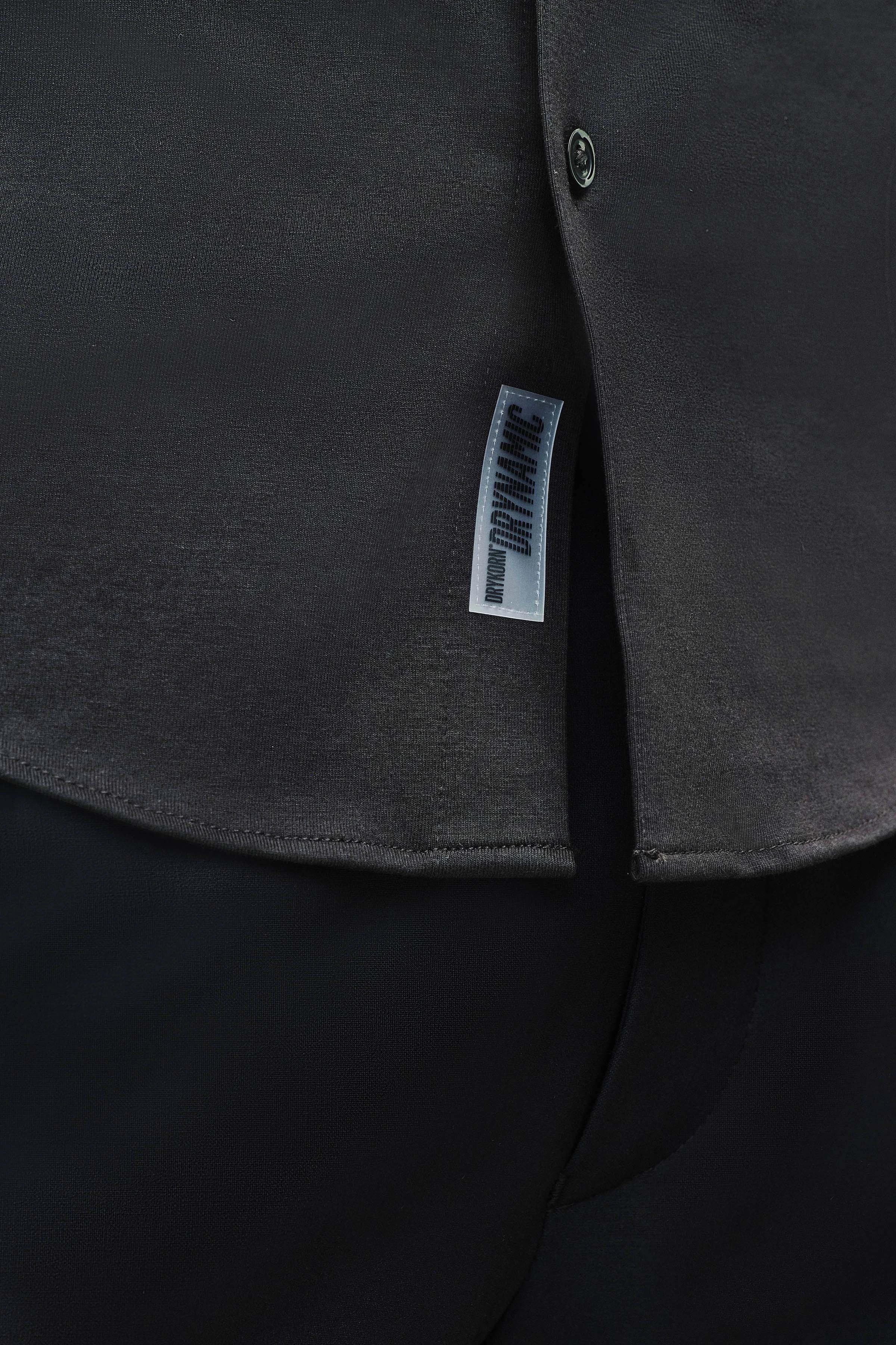 SPIN - Kurzarmhemd aus Baumwolle - Herren - schwarz - Detailansicht am Model