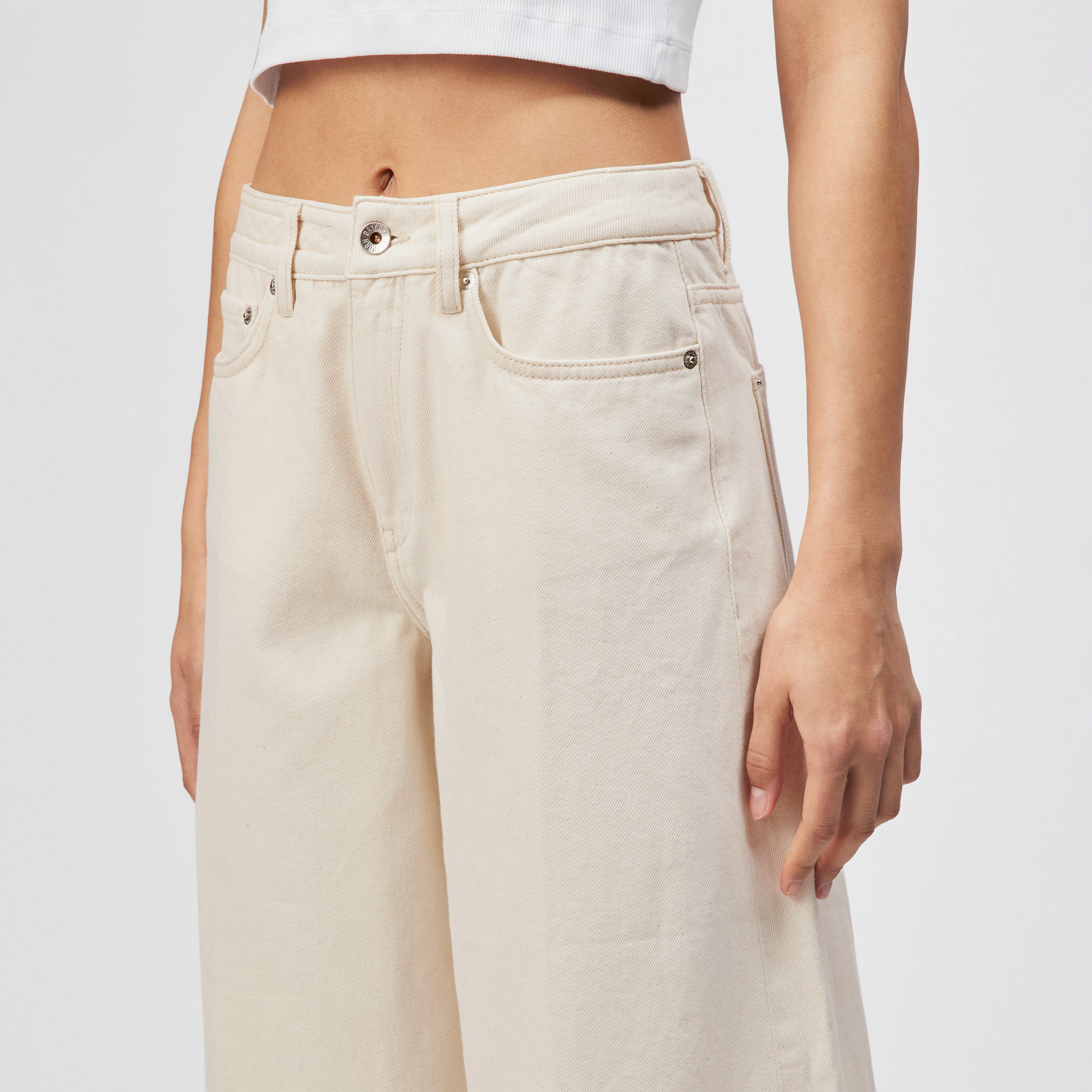 NONE - Bermuda Denim Shorts - women - metal - Detailansicht am Model