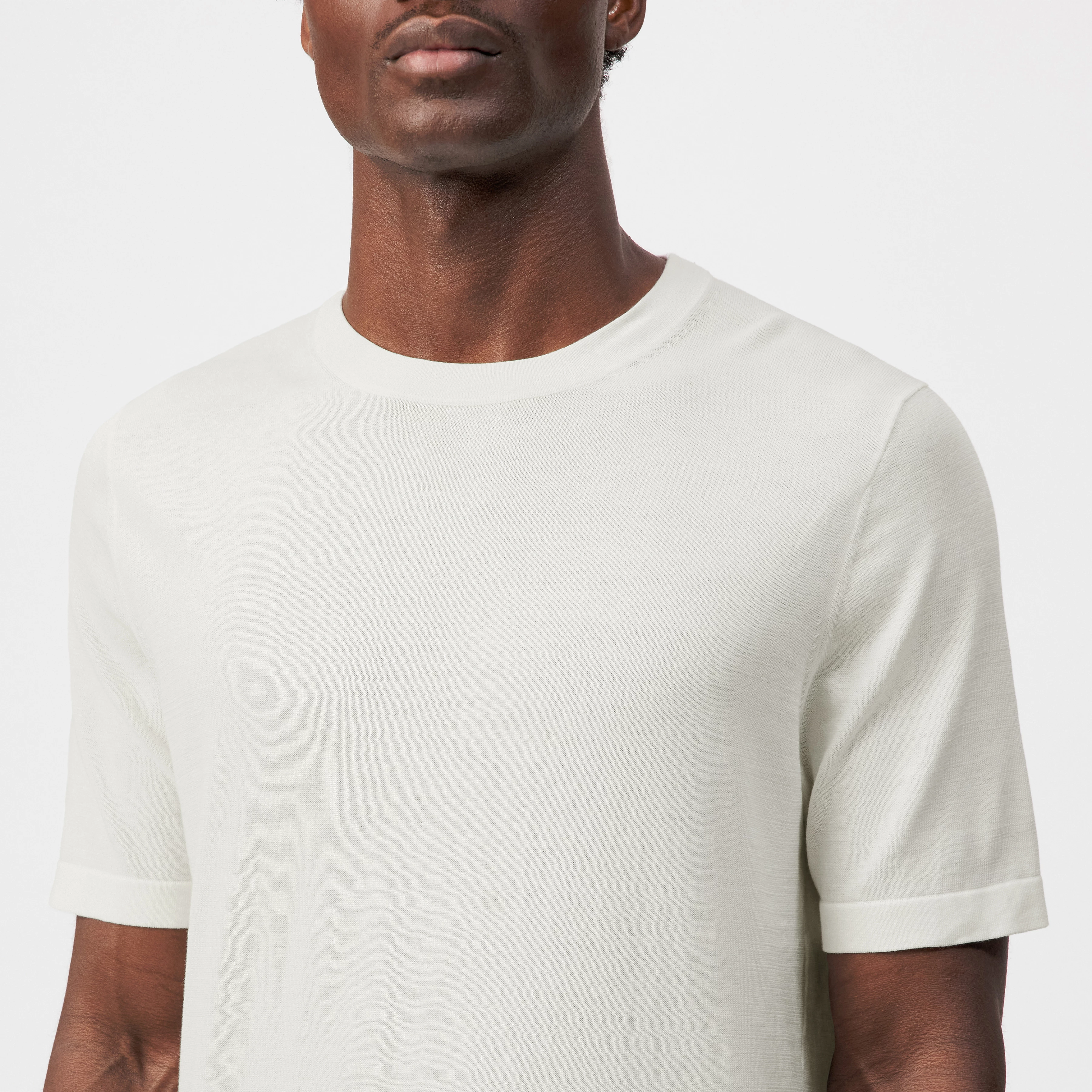 VALENTIN - T-shirt i merceriseret bomuld - men - off white - Detailansicht am Model