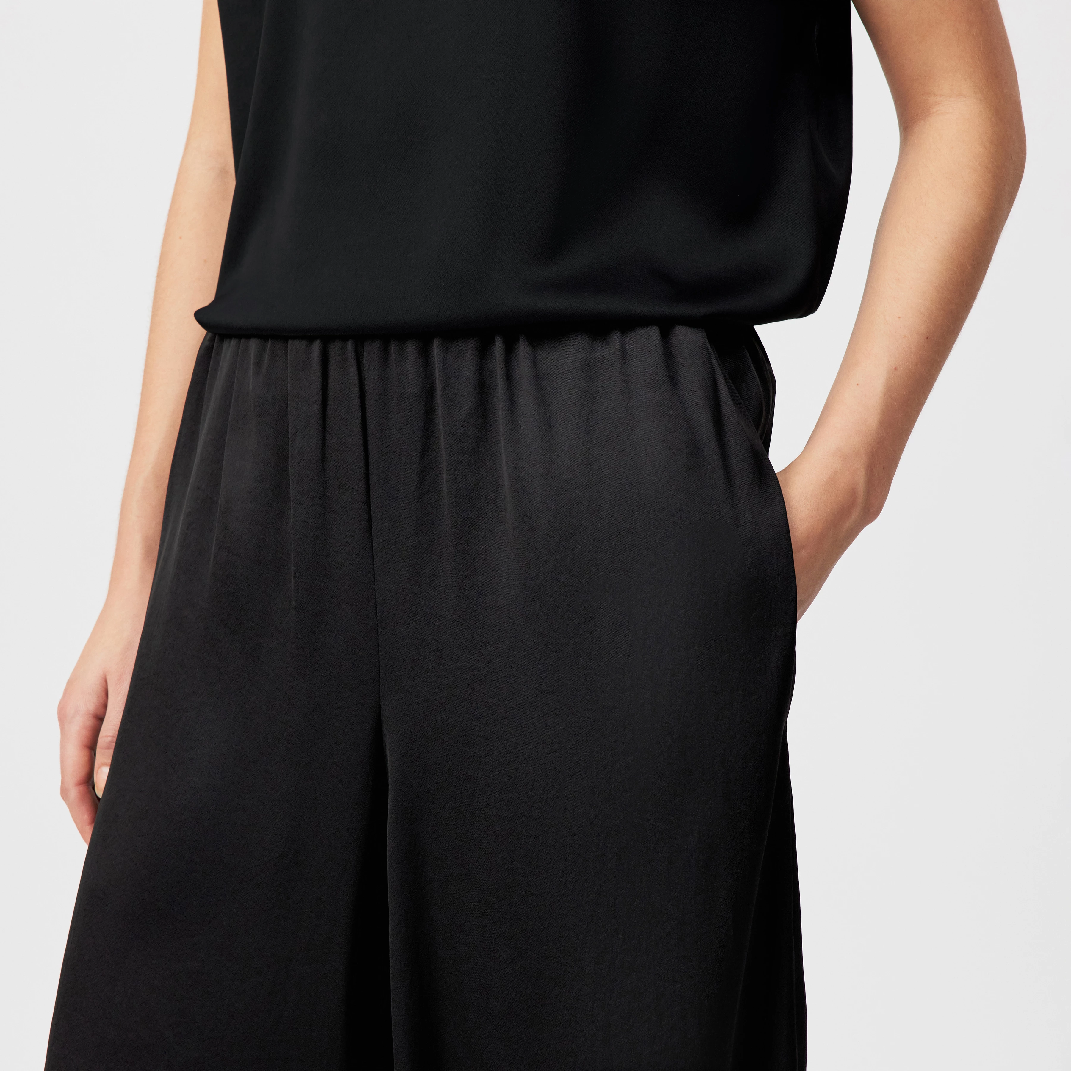 TWEEZER - Wide trousers in satin - women - Natural Aluminium - Detailansicht am Model