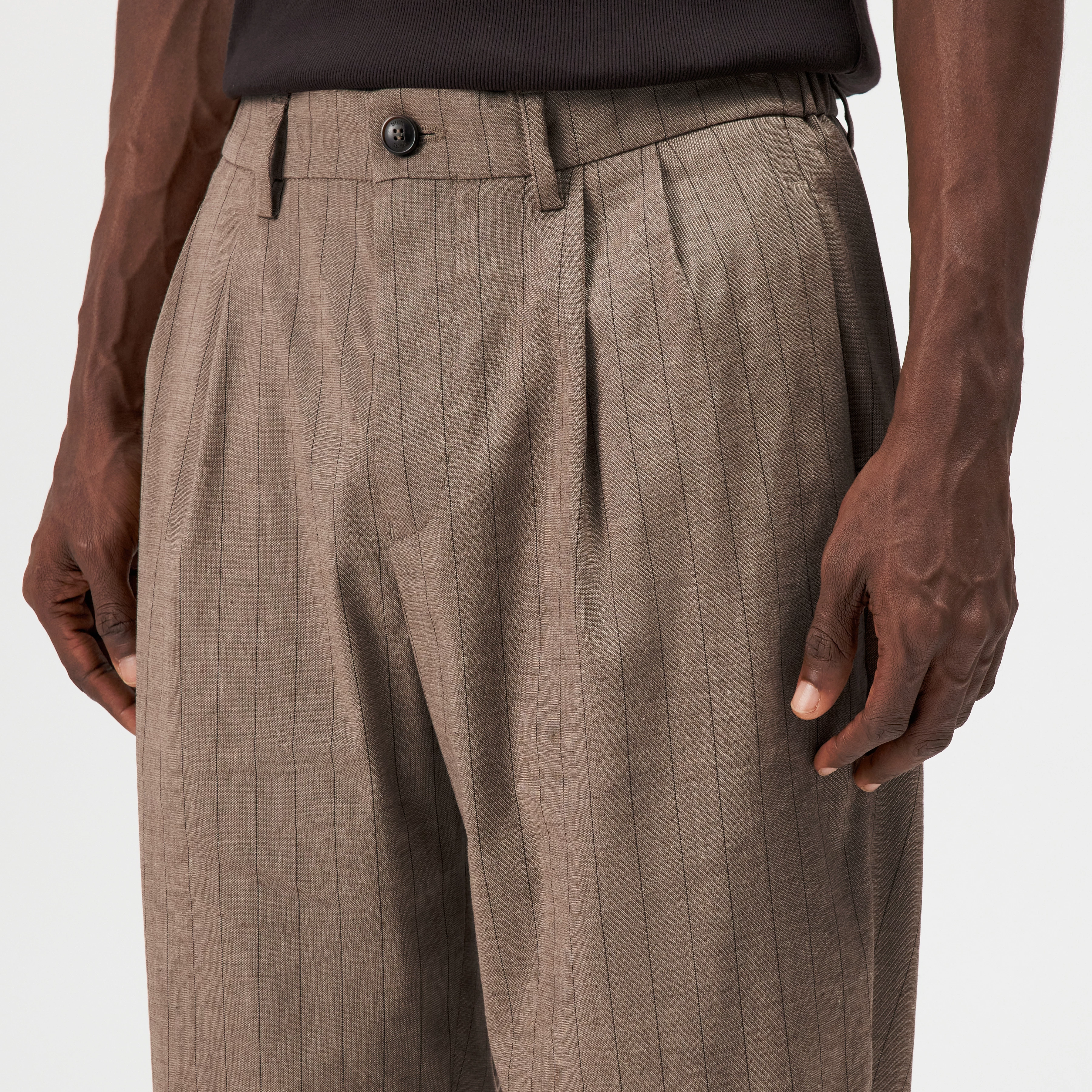 MARYKO - Pantalon tailleur en mélange lin-viscose - men - marron - Detailansicht am Model