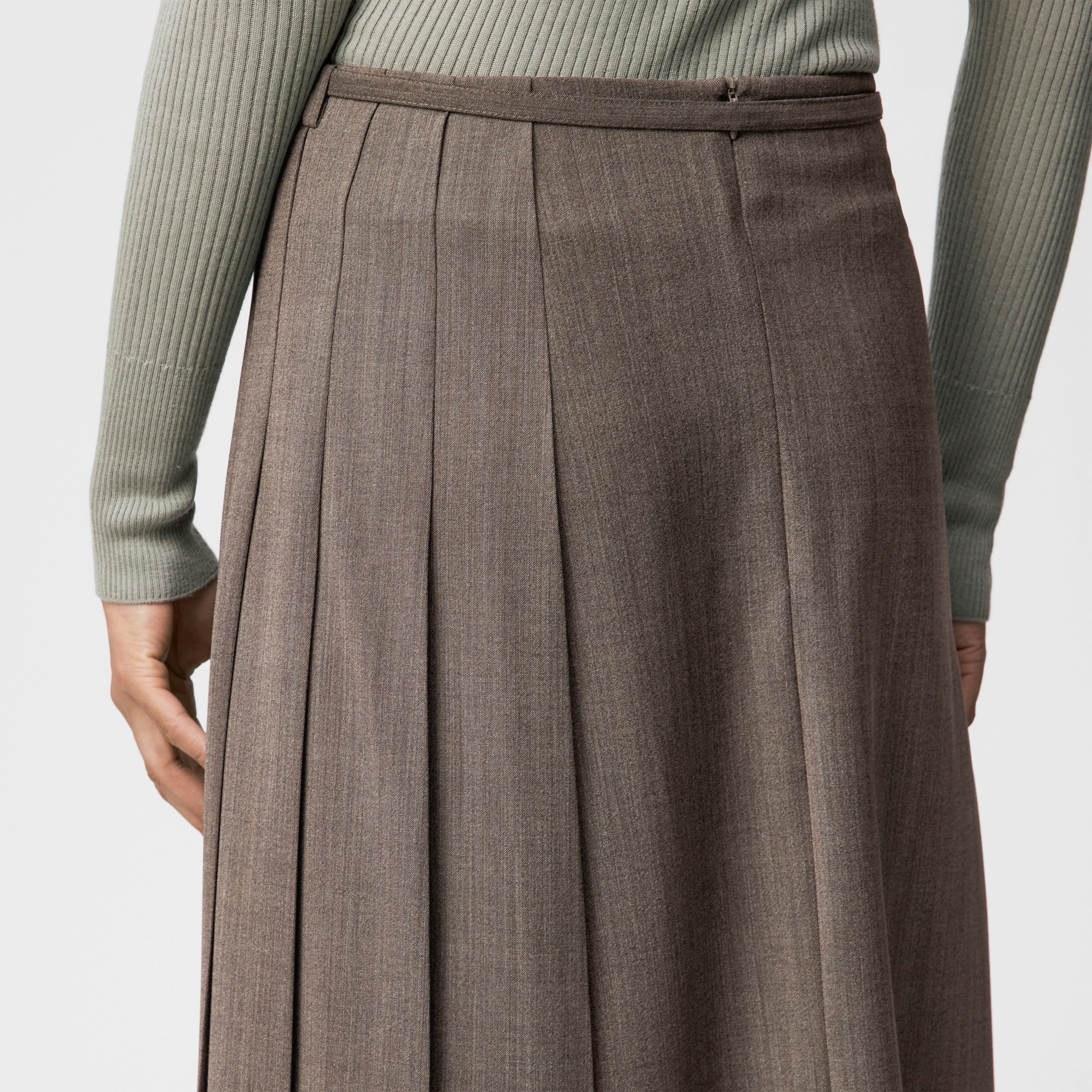 CHASITY_1 - Asymmetrical pleated skirt in bi-stretch - women - brown - Detailansicht am Model