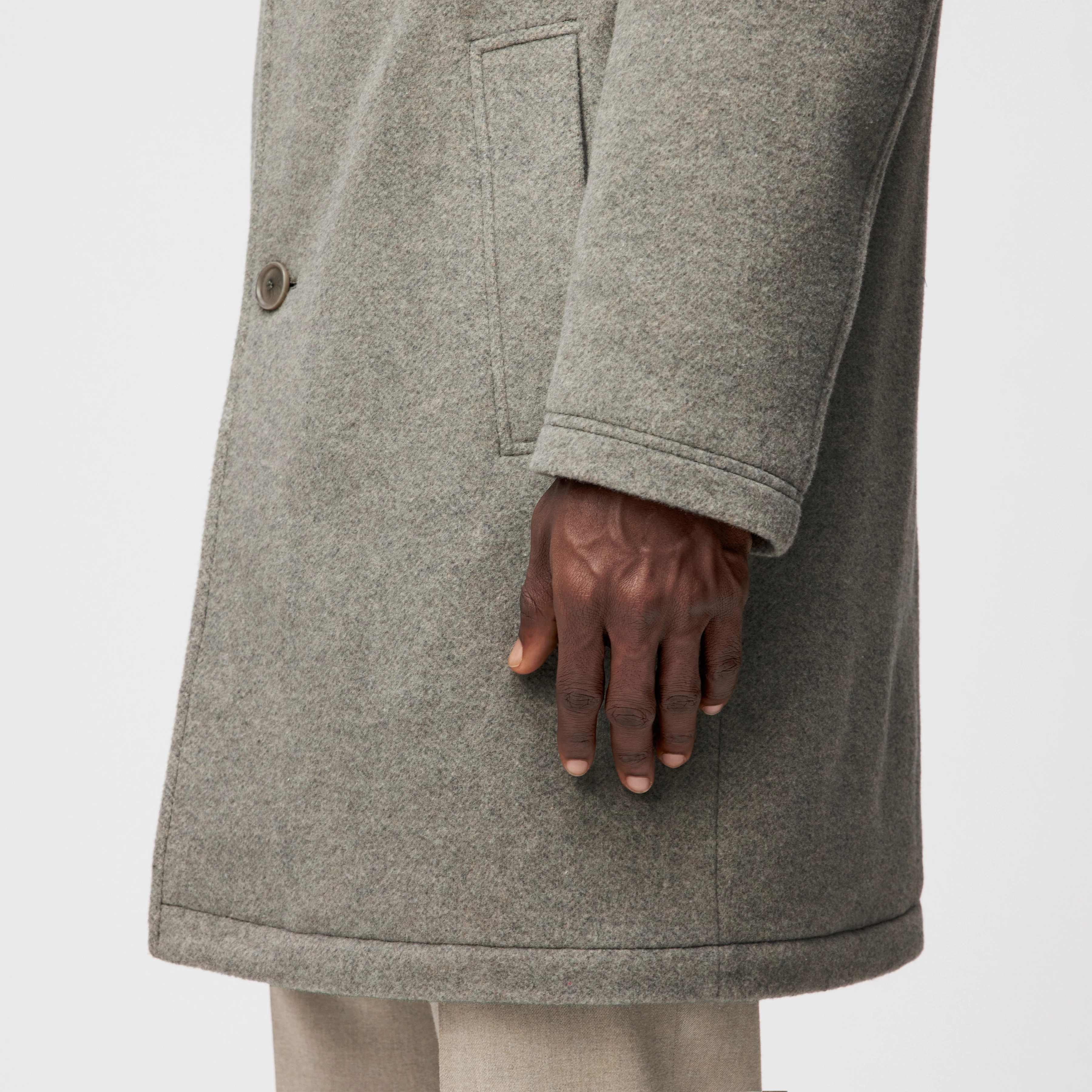 SKOPJE_C - Trenchcoat in Woll-Mix - Herren - braun - Detailansicht am Model