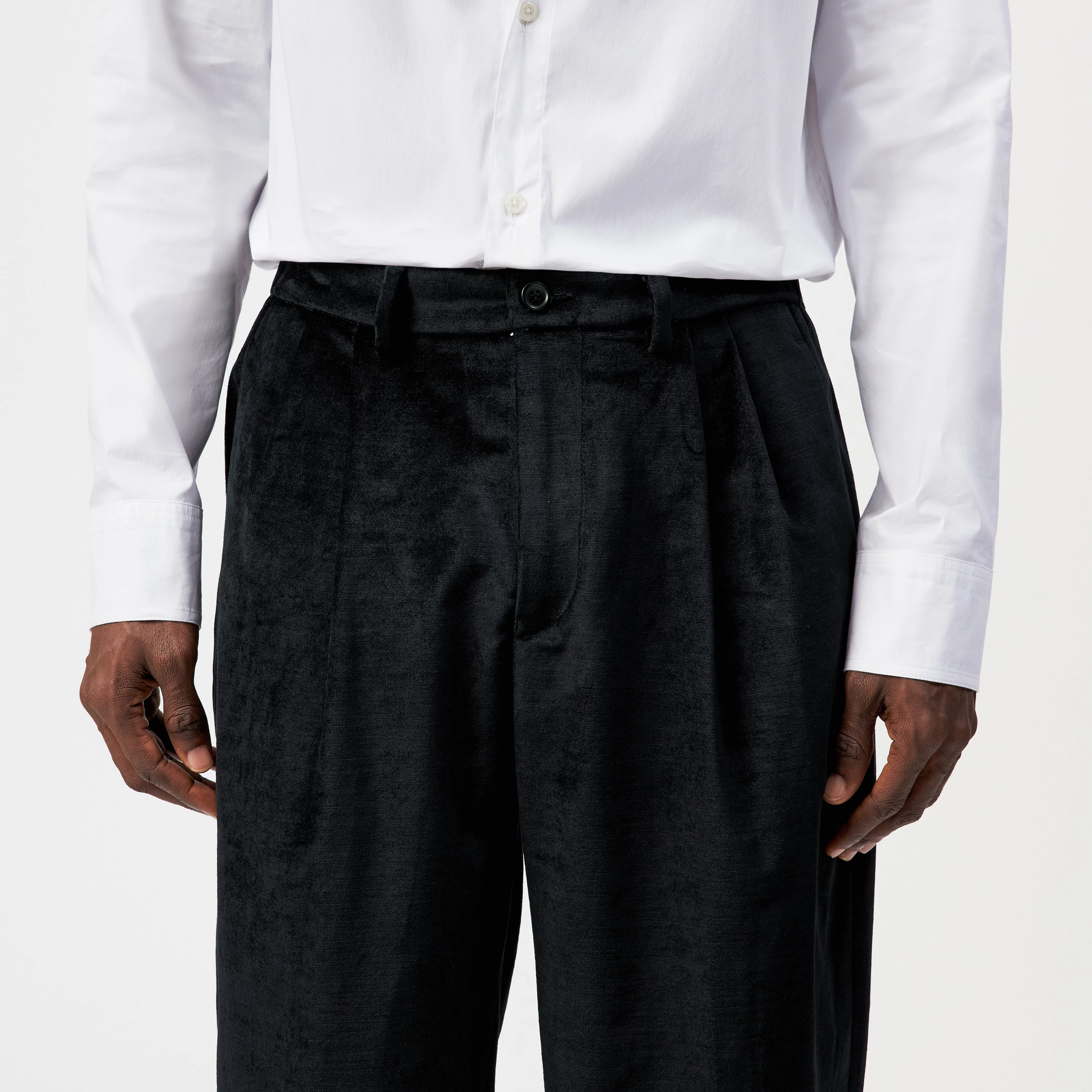 MARYKO - Tailored trousers in velvet - men - Natural Aluminium - Detailansicht am Model