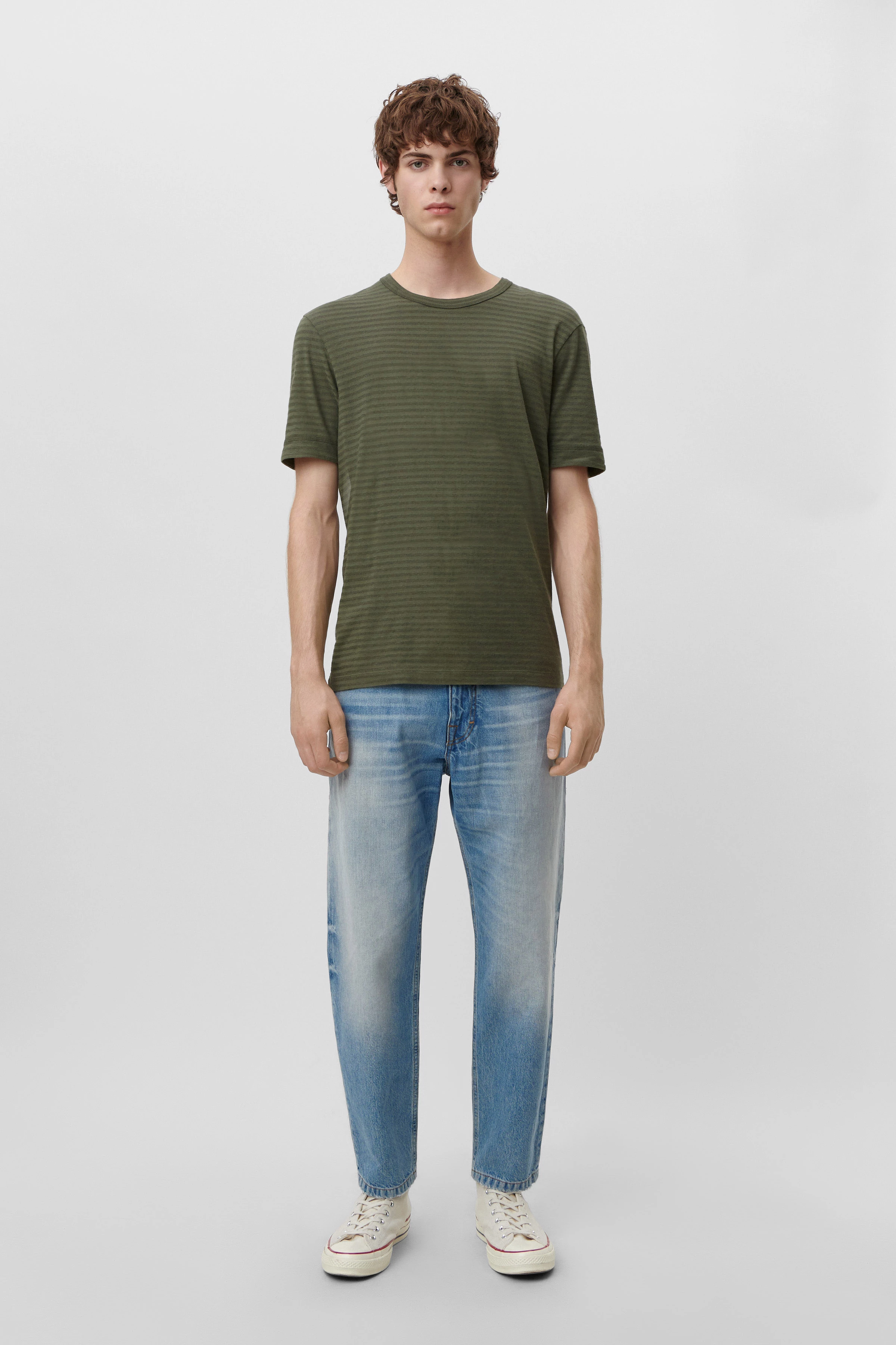 RAPHAEL - T-shirt with stitch detail on sleeves - men - green - Ganzkörper-Frontansicht