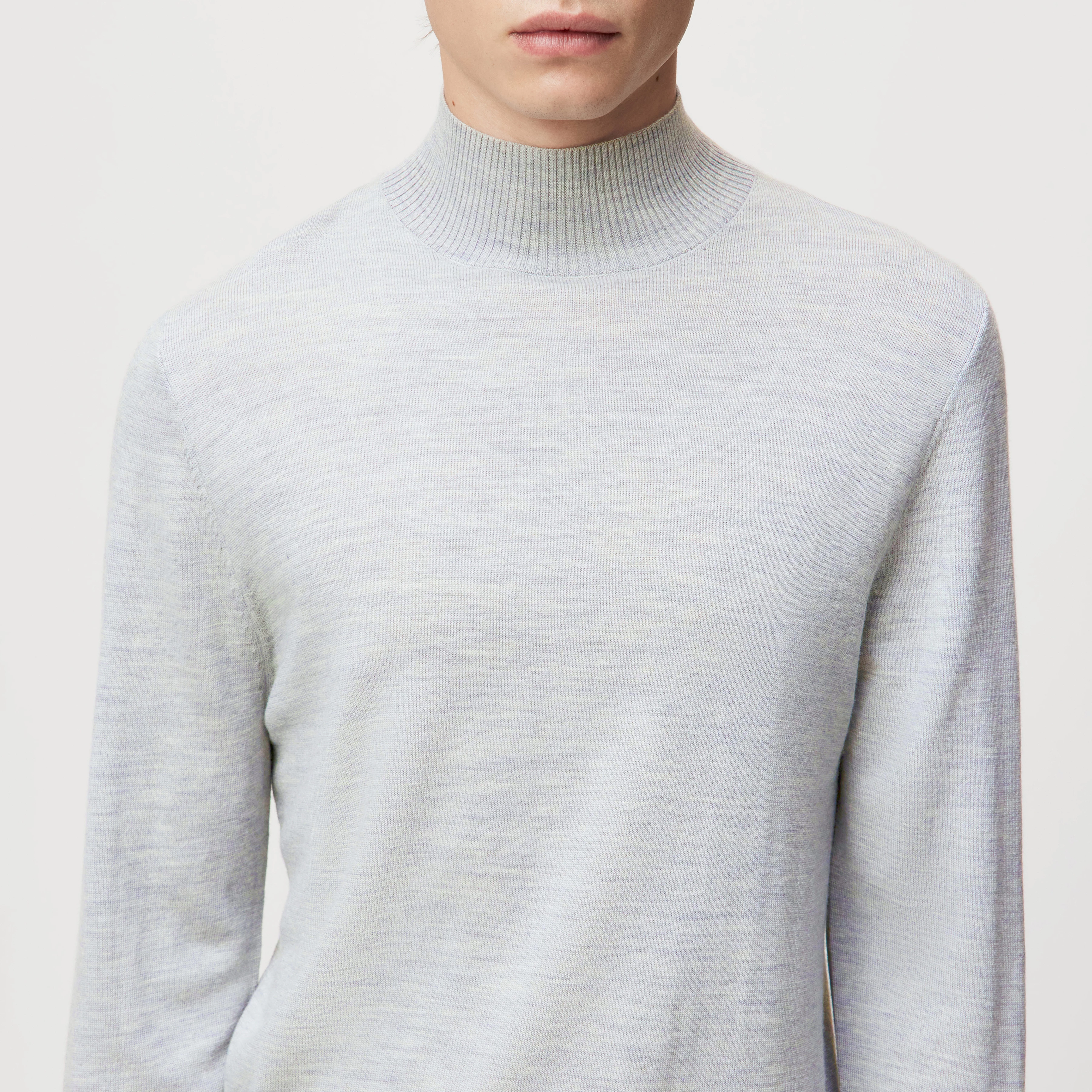 WATSON - Strickpullover mit Turtle in 100% Merinowolle - Herren - grau - Detailansicht am Model