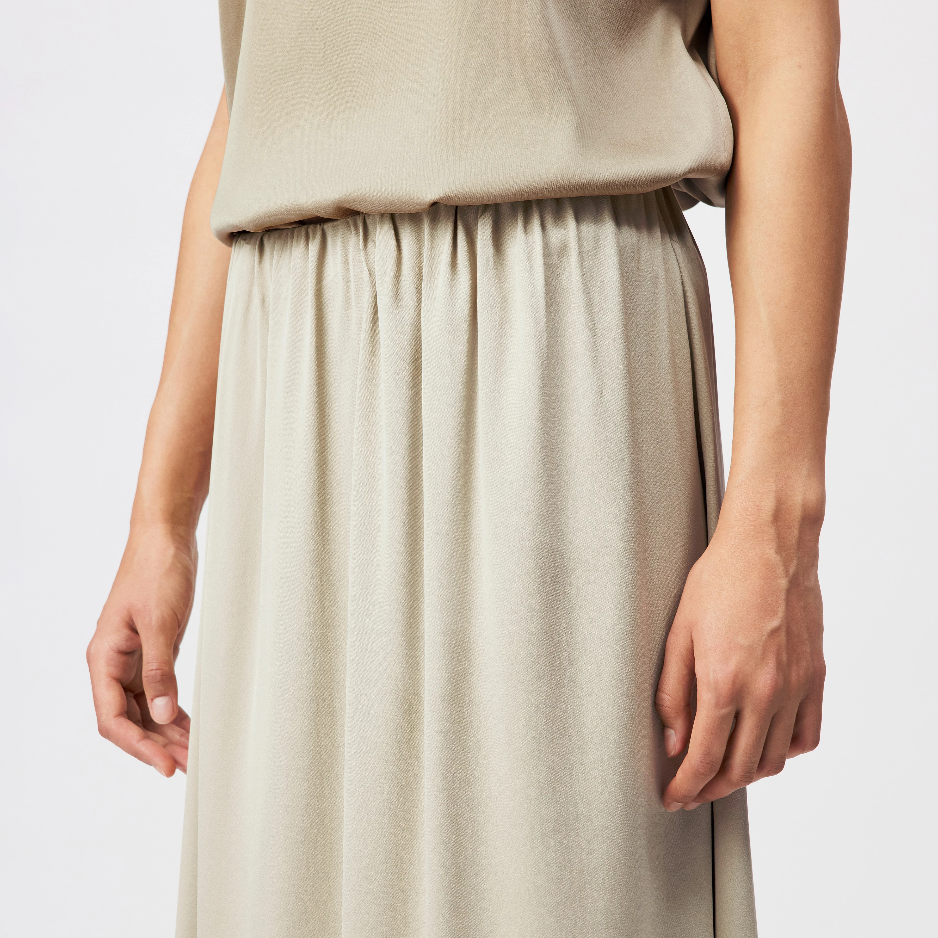 IDONEA - Mid-length skirt with elasticated waistband in satin - women - beige - Detailansicht am Model