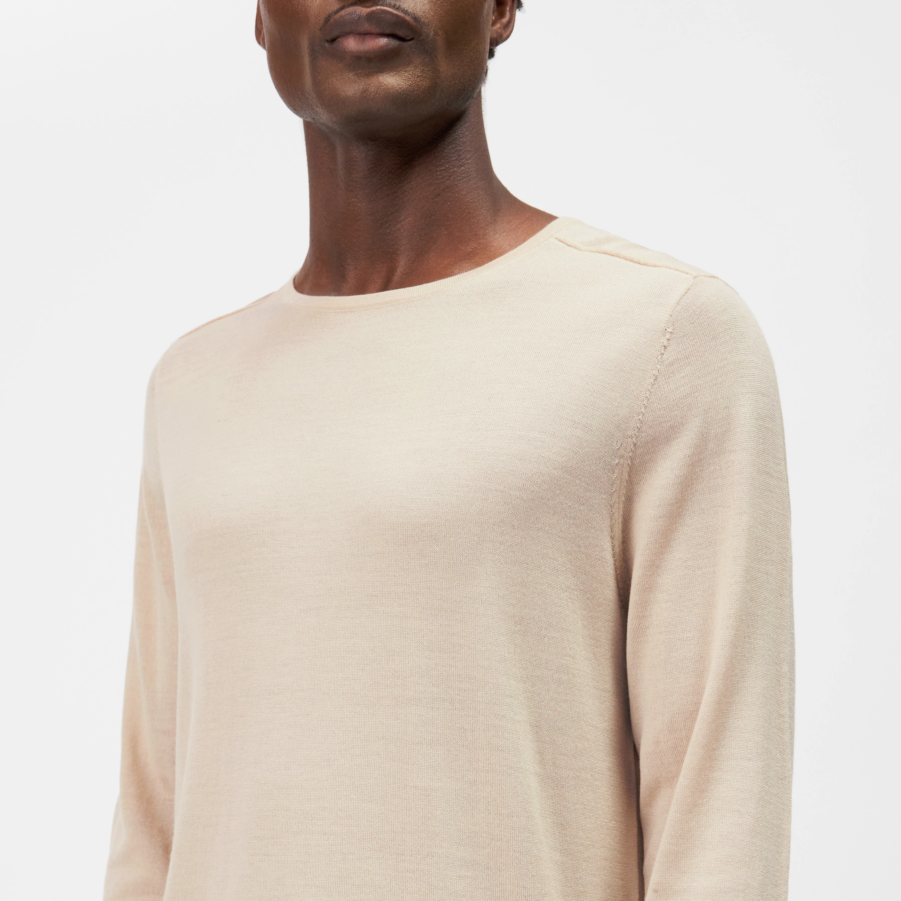RIKONO - Fine merino wool knitted jumper - men - beige - Detailansicht am Model