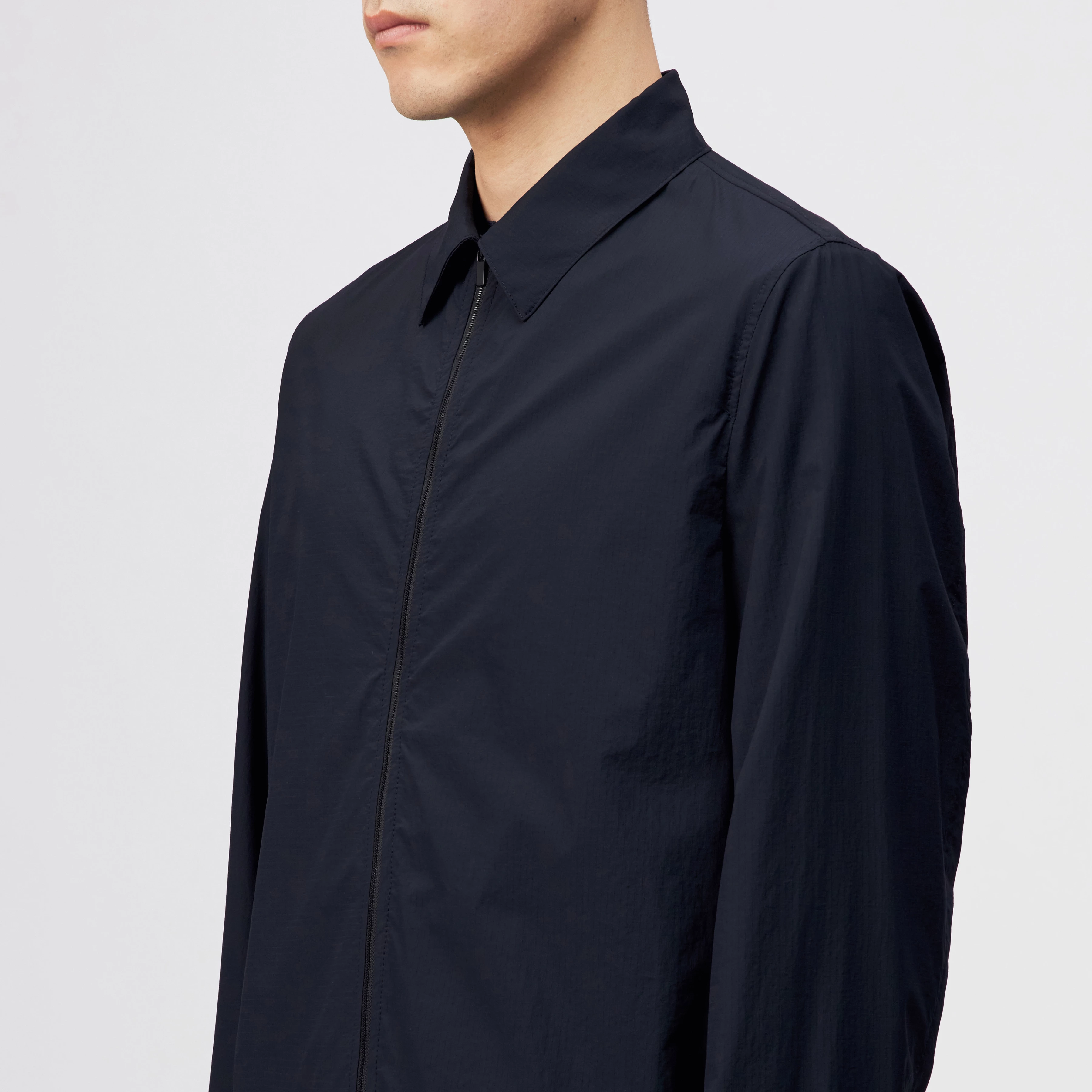 MACTO_Z - Regular fit shirt with zip in techno fabric - men - blue - Detailansicht am Model