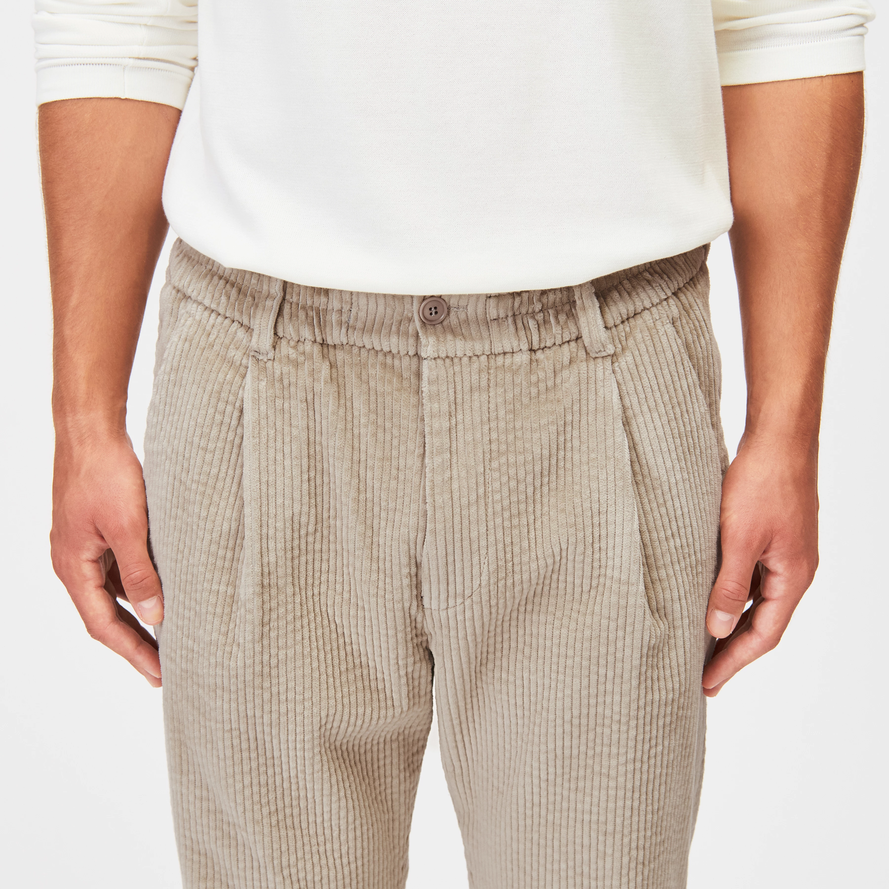 CHASY_RGLR - Casual Hose mit Bundfalte in Jumbo Cord - Herren - beige - Detailansicht am Model