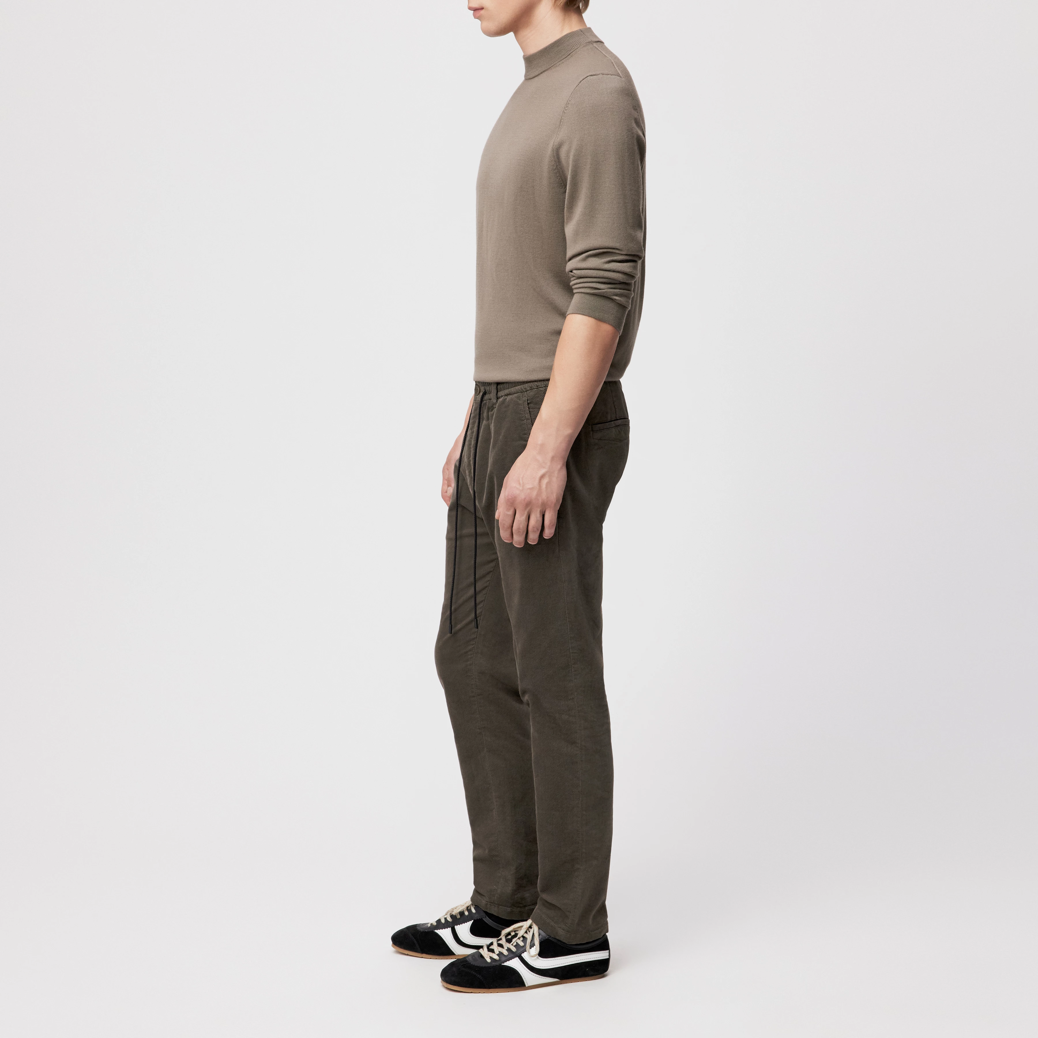 DEGER - Jogpants mit Tunnelzug in Samt - Herren - grün - Seitenansicht