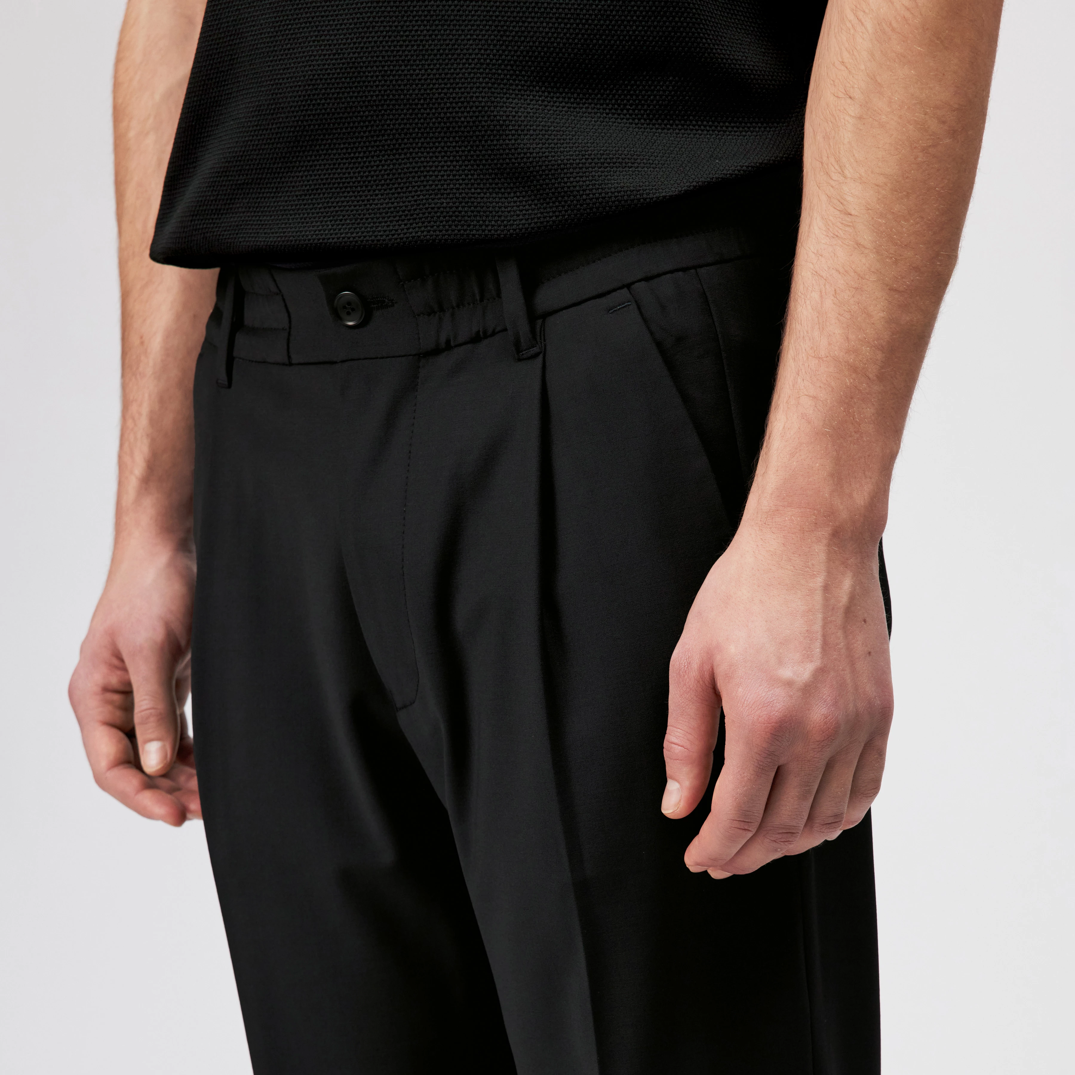 CHASY - Casual Hose mit Bundfalte in Bi-Stretch - Herren - schwarz - Detailansicht am Model