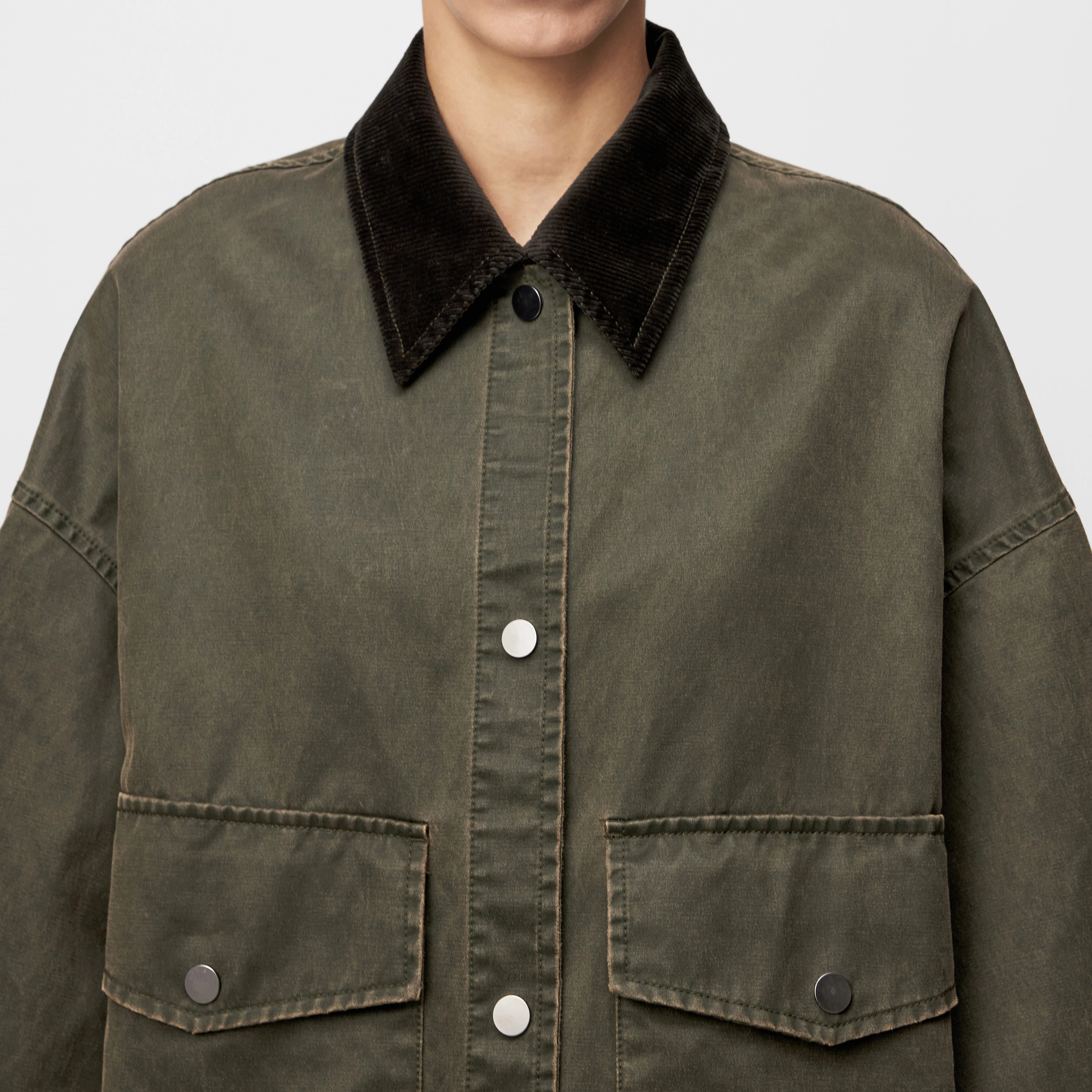 ANS_1 - Lässige Jacke in gewachstem Baumwoll-Mix - Damen - grün - Detailansicht am Model