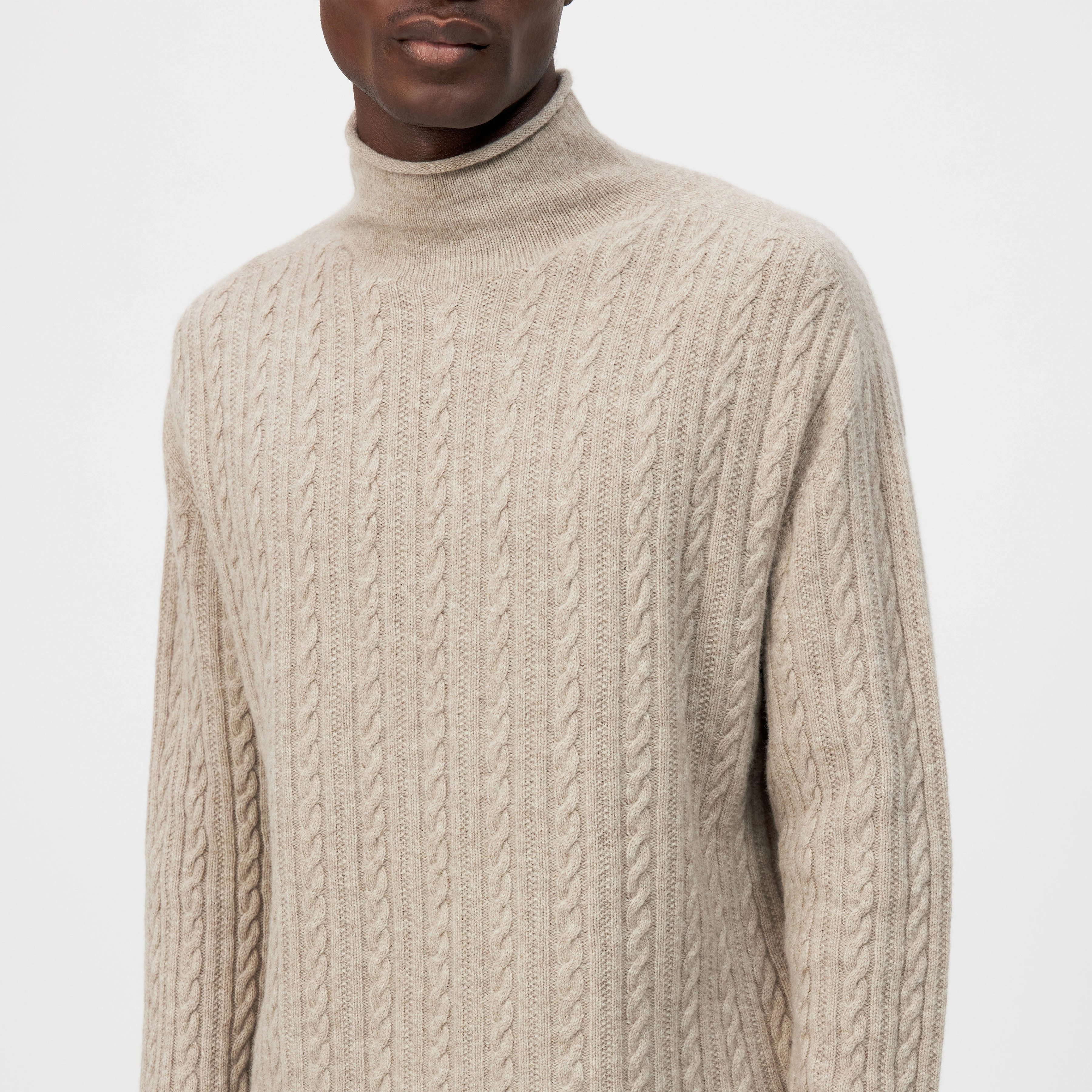 NALON - Knitted jumper with turtleneck in wool - men - beige - Detailansicht am Model