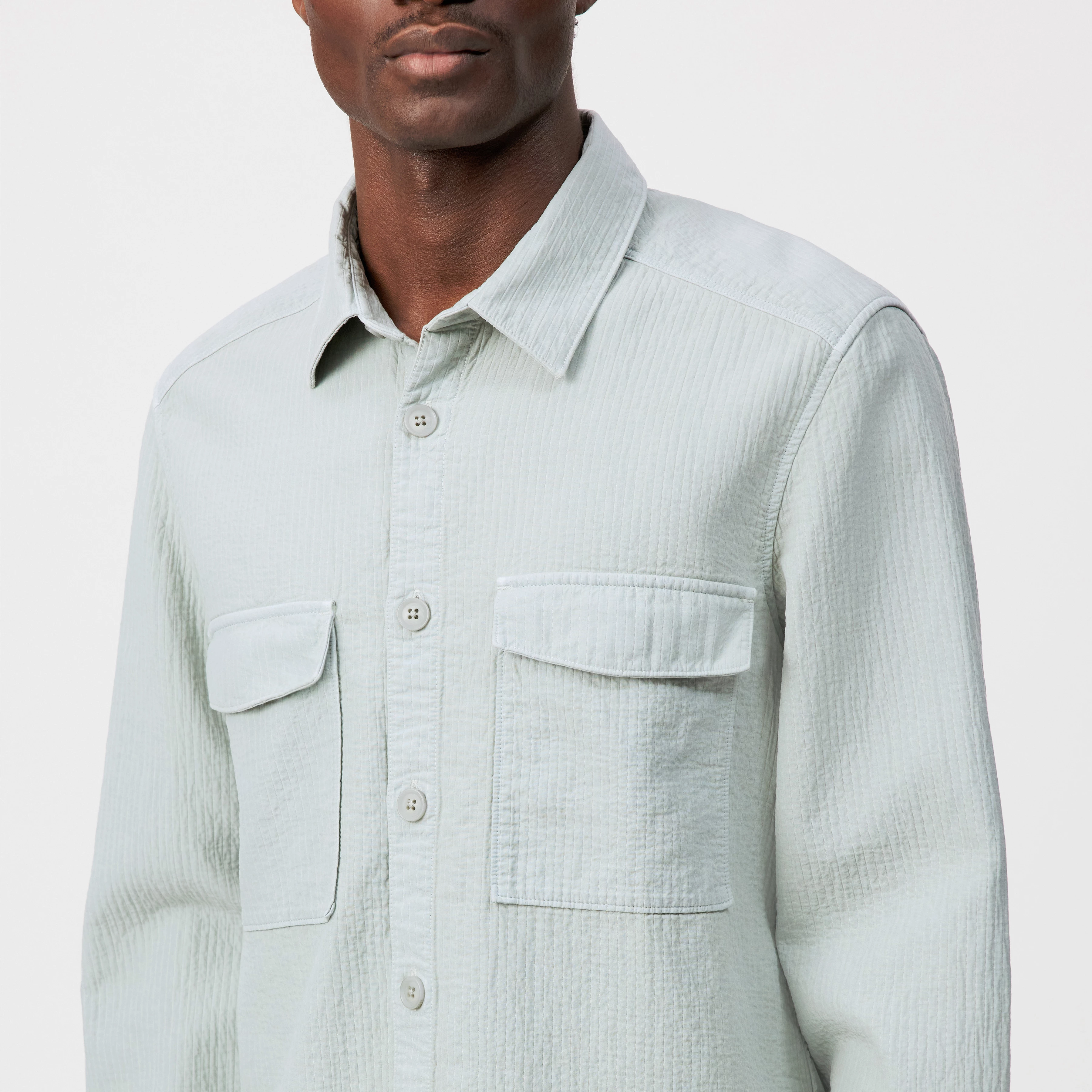 GUNRAY - Relaxed fit seersucker overshirt - men - green - Detailansicht am Model