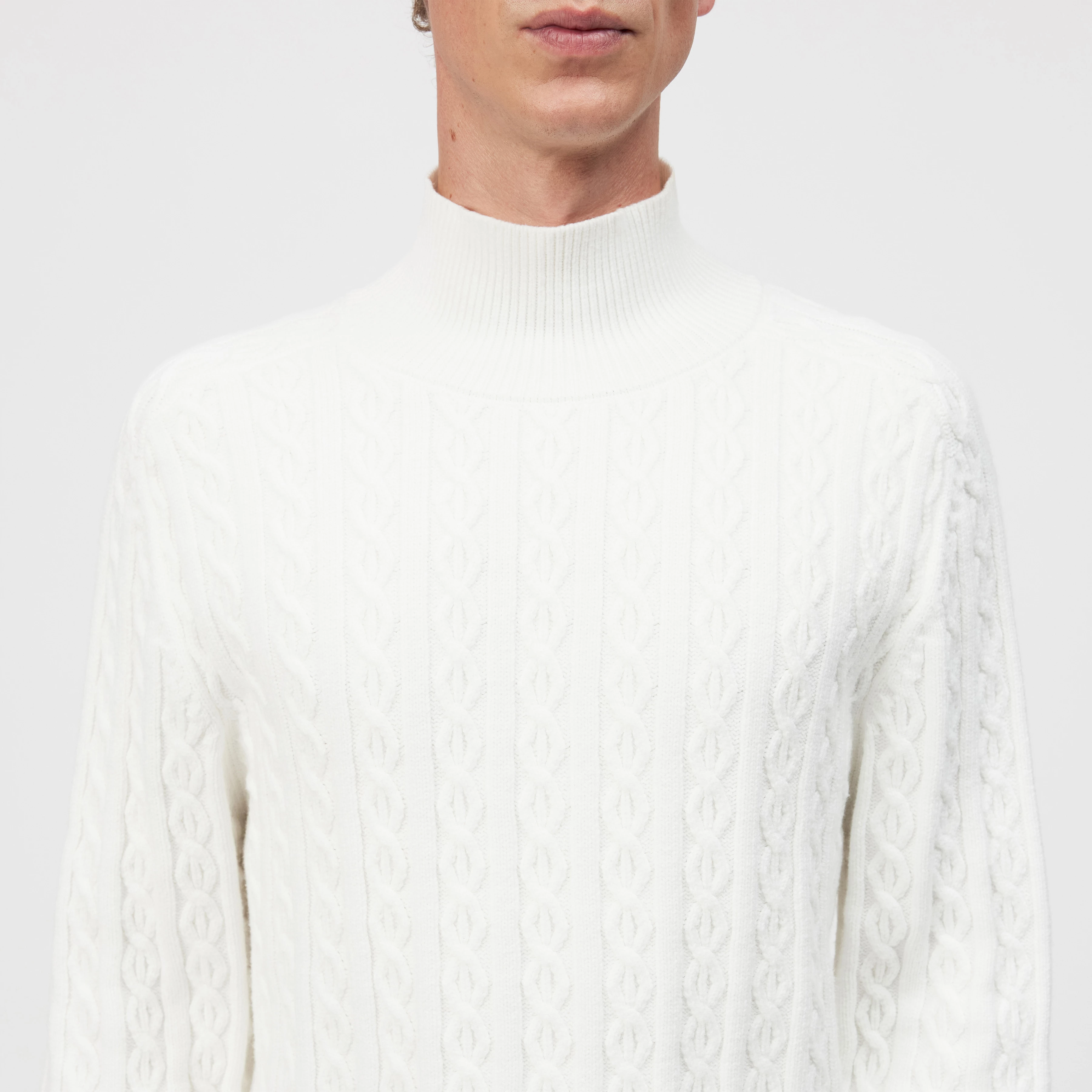 EDDARD - Pullover mit Stehkragen in Baumwoll-Mix - Herren - off white - Detailansicht am Model