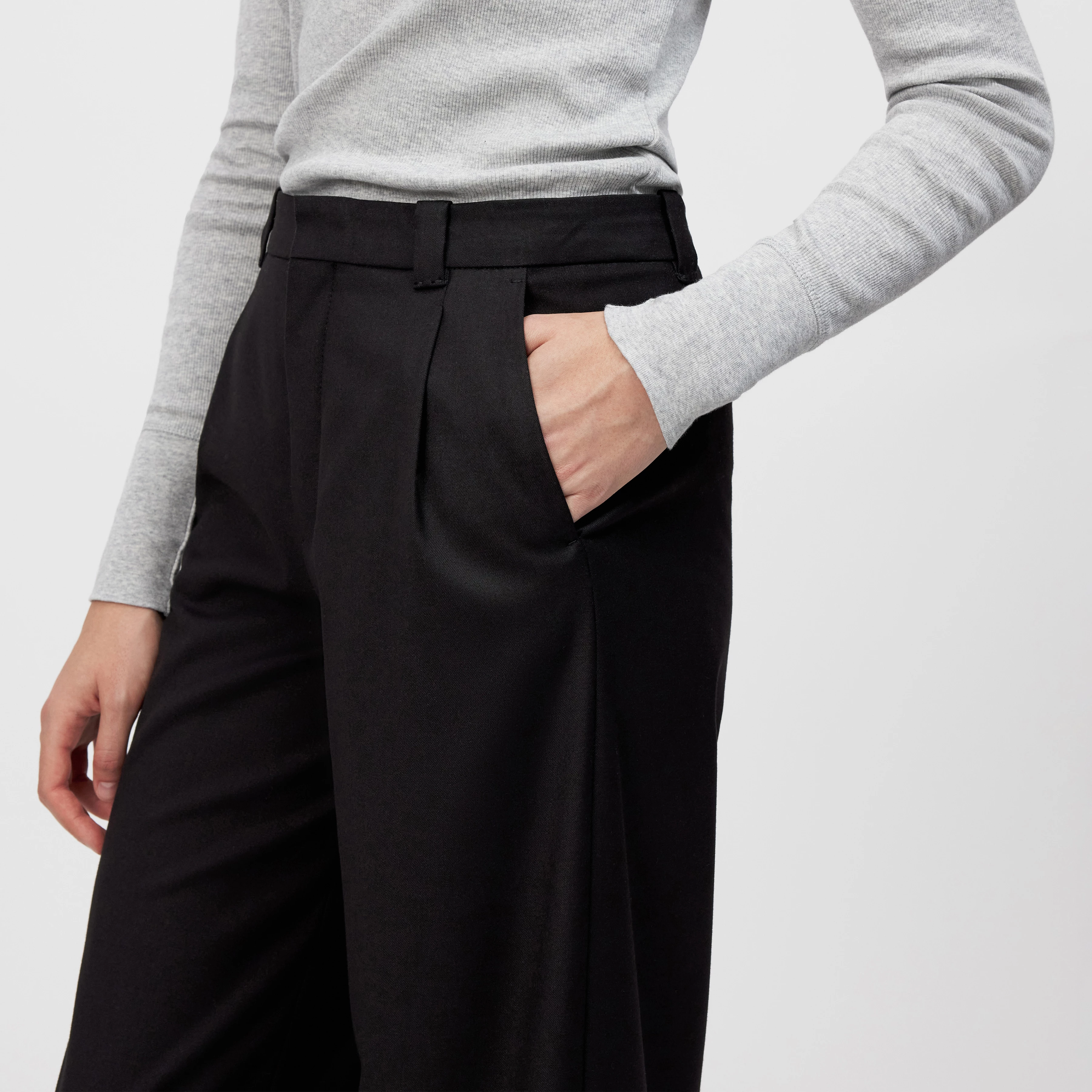 CRAWL - Bundfaltenhose in softem Flanell - Damen - schwarz - Detailansicht am Model