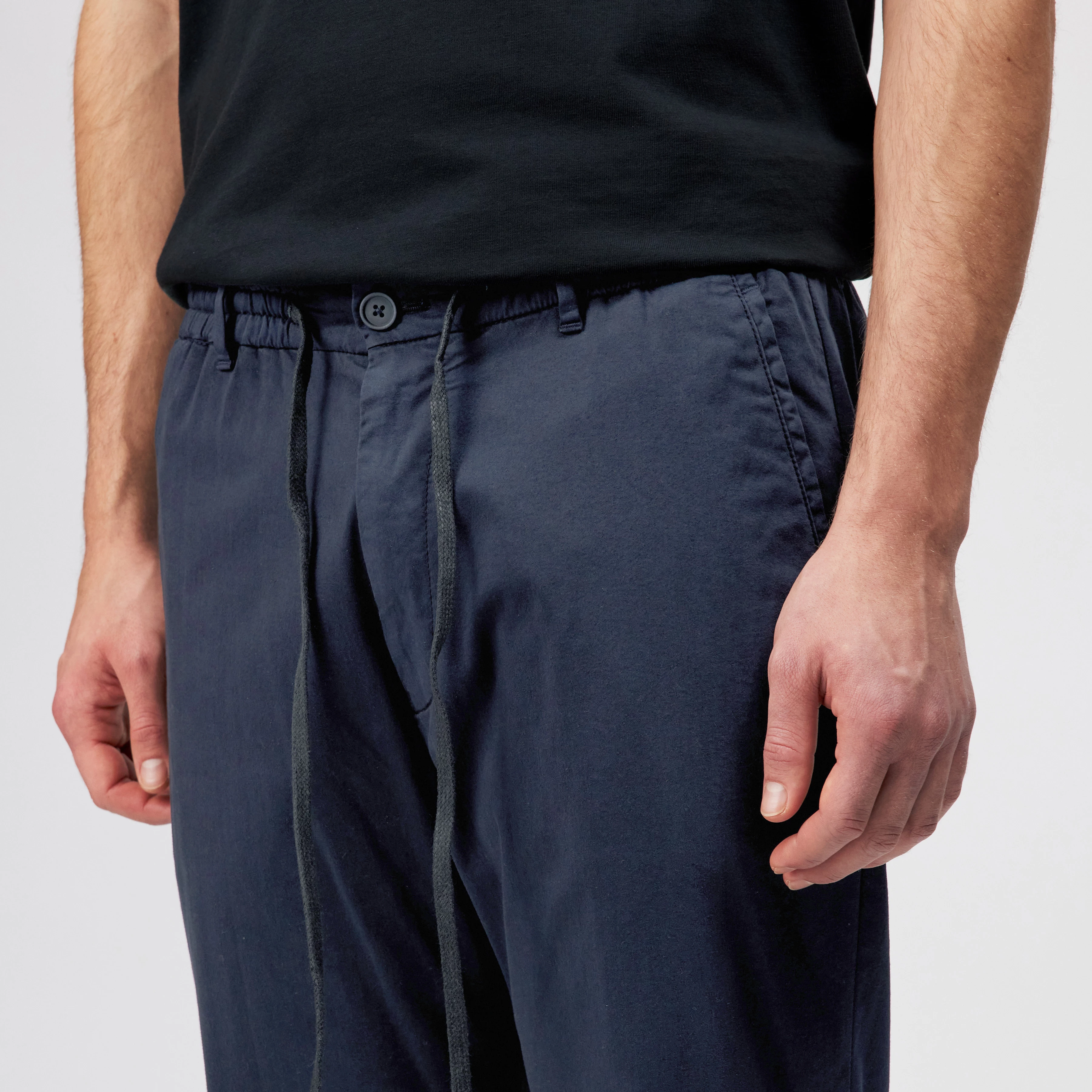 DEGER - Joggers with drawstring waist in satin - men - blue - Detailansicht am Model