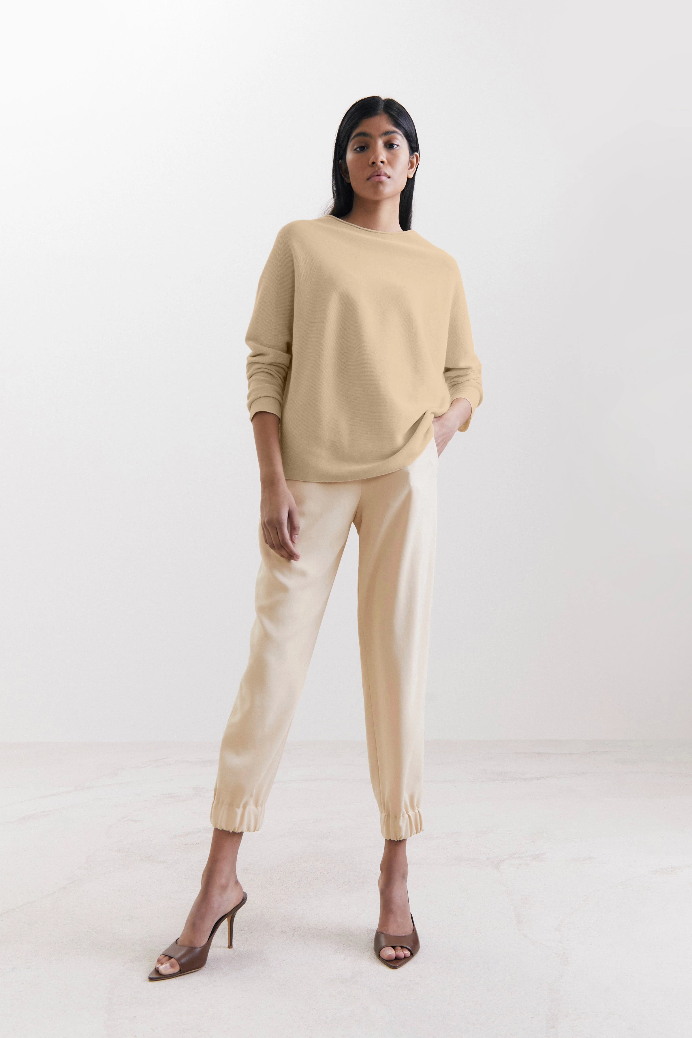 MAILA - clean knit sweater made of pure cotton - women - beige - Ganzkörper-Frontansicht