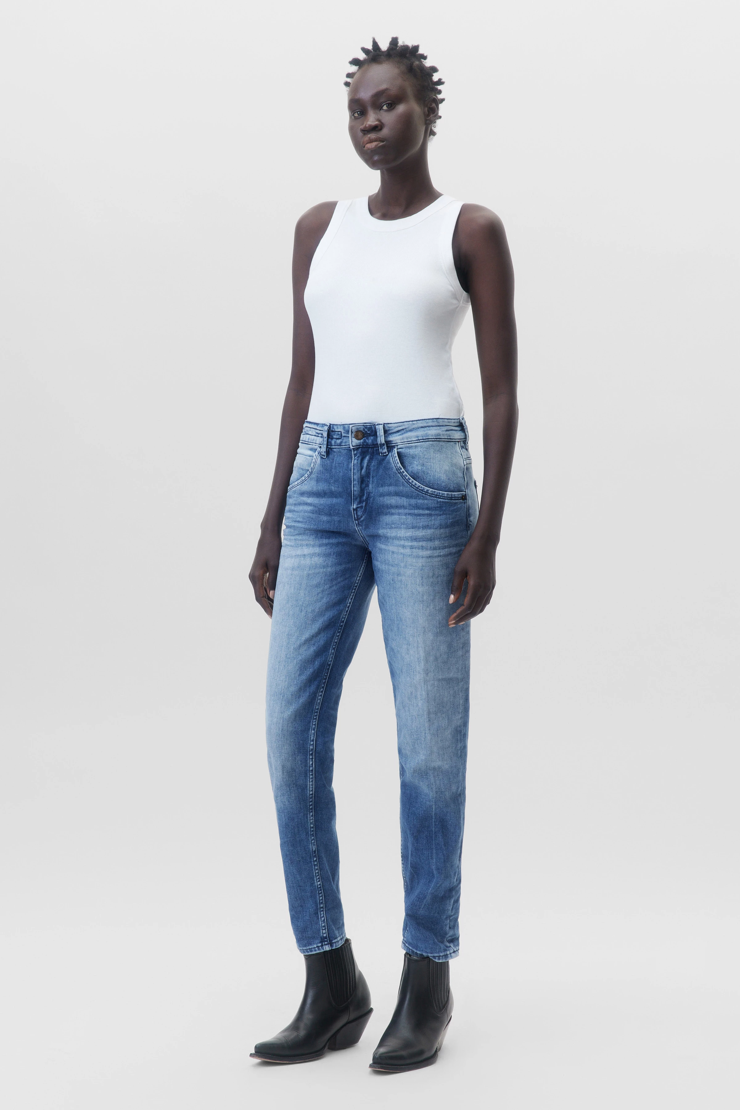 LIKE - Girlfriend Jeans in soft-touch Denim - Damen - blau - Ganzkörper-Frontansicht