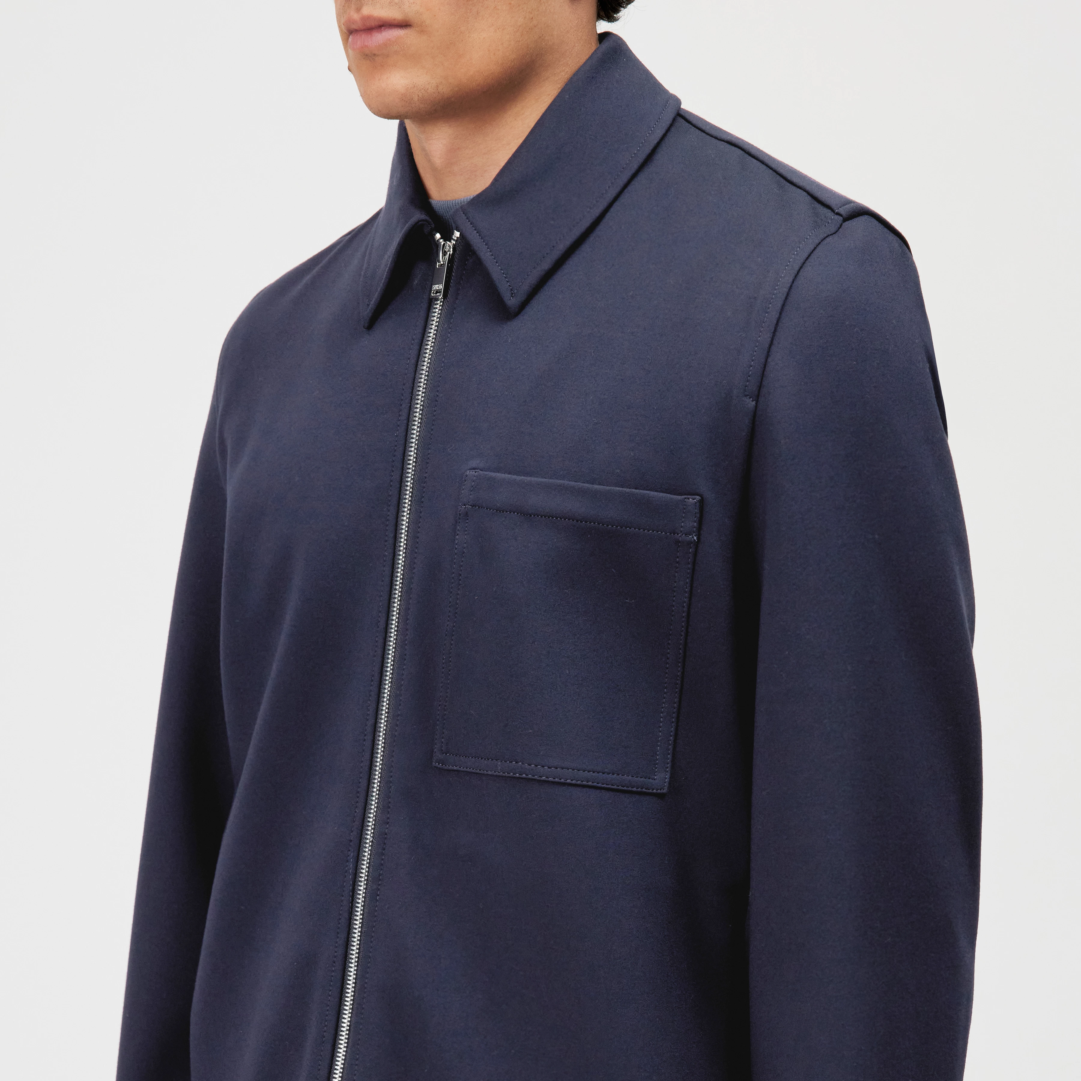 JERSON - Regular Fit Zip-Jacke mit Umlegekragen - Herren - blau - Detailansicht am Model