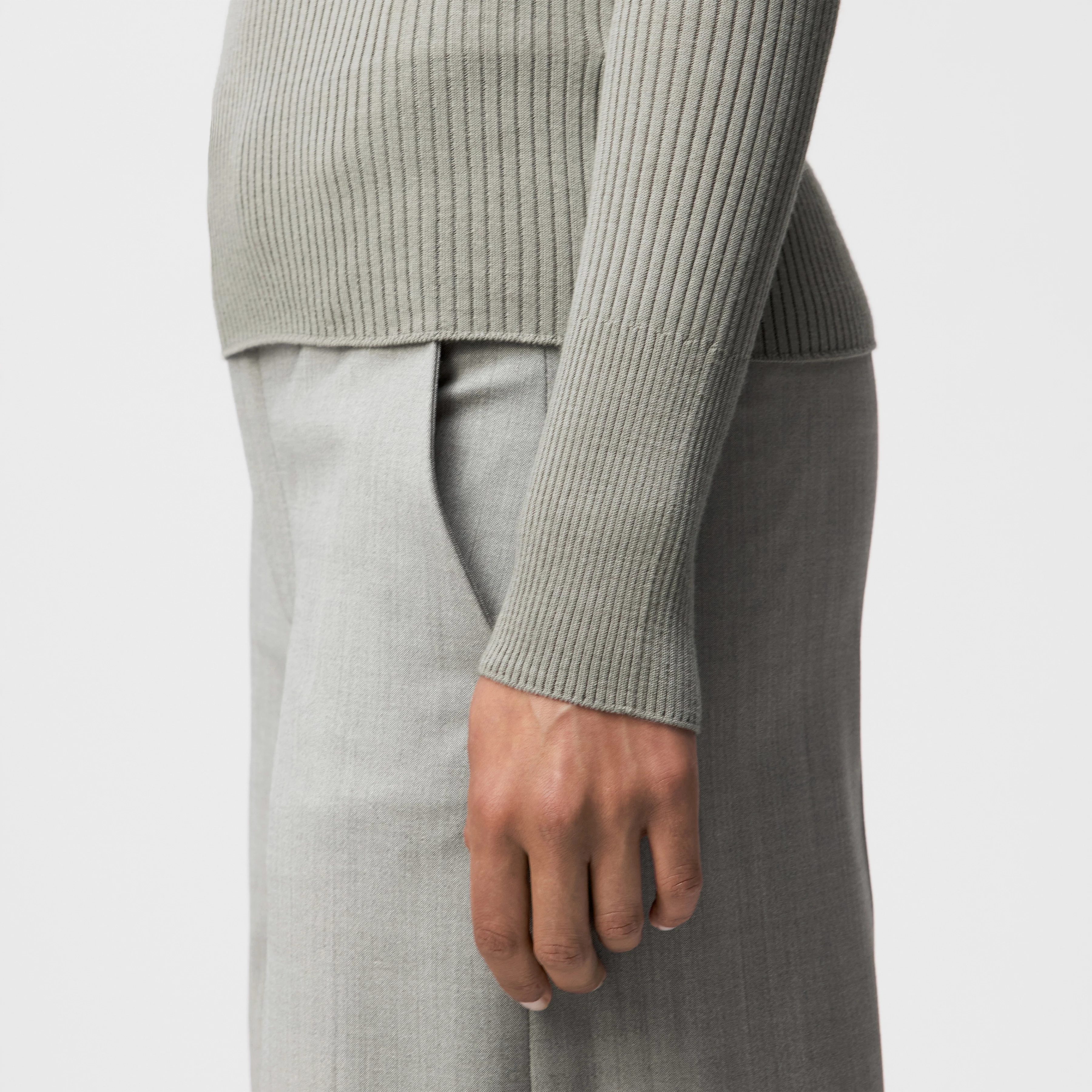 INARI - Rollkragenpullover in fließendem Wollmix - Damen - beige - Detailansicht am Model