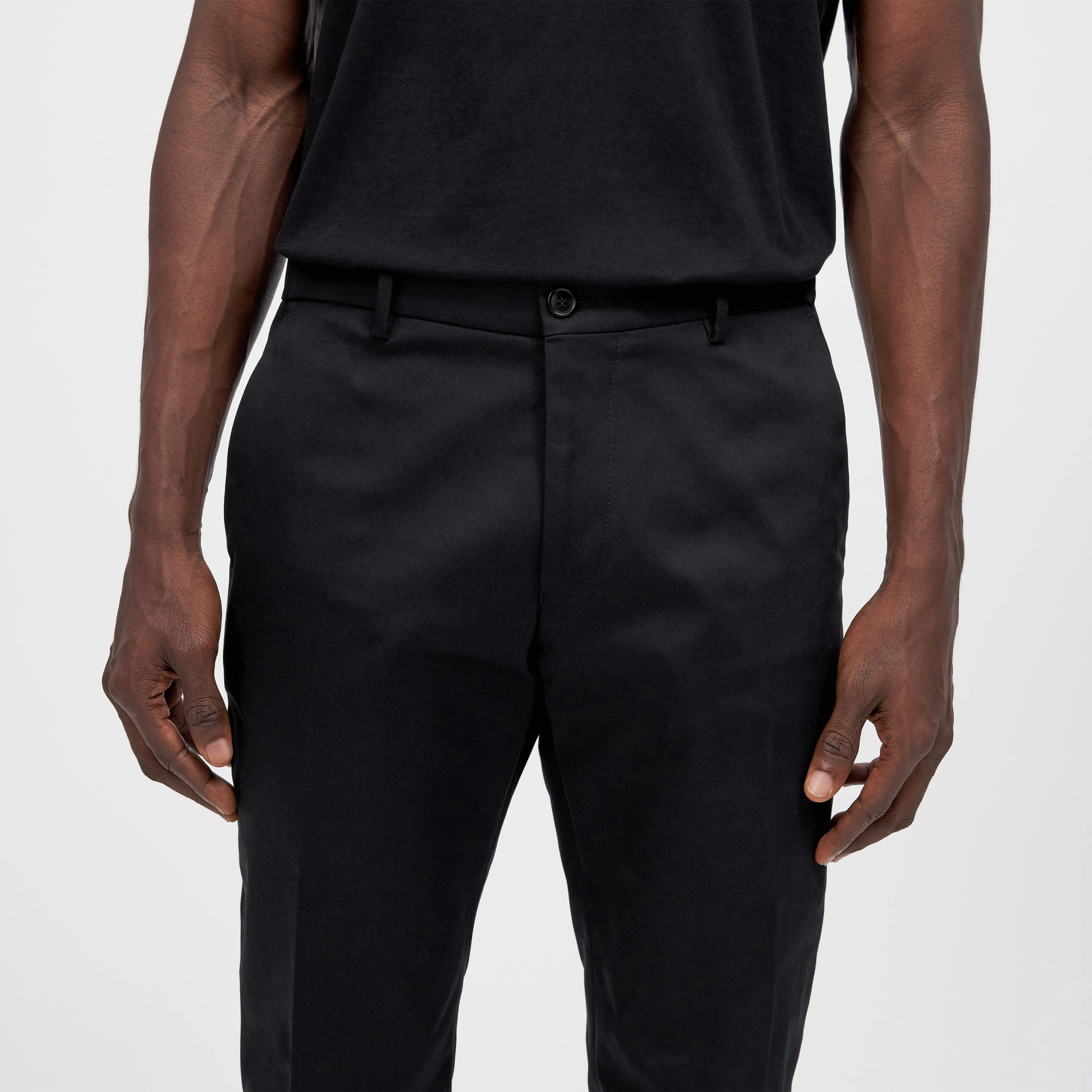 AJEND - Pantalon confectionné en gabardine de coton - men - noir - Detailansicht am Model
