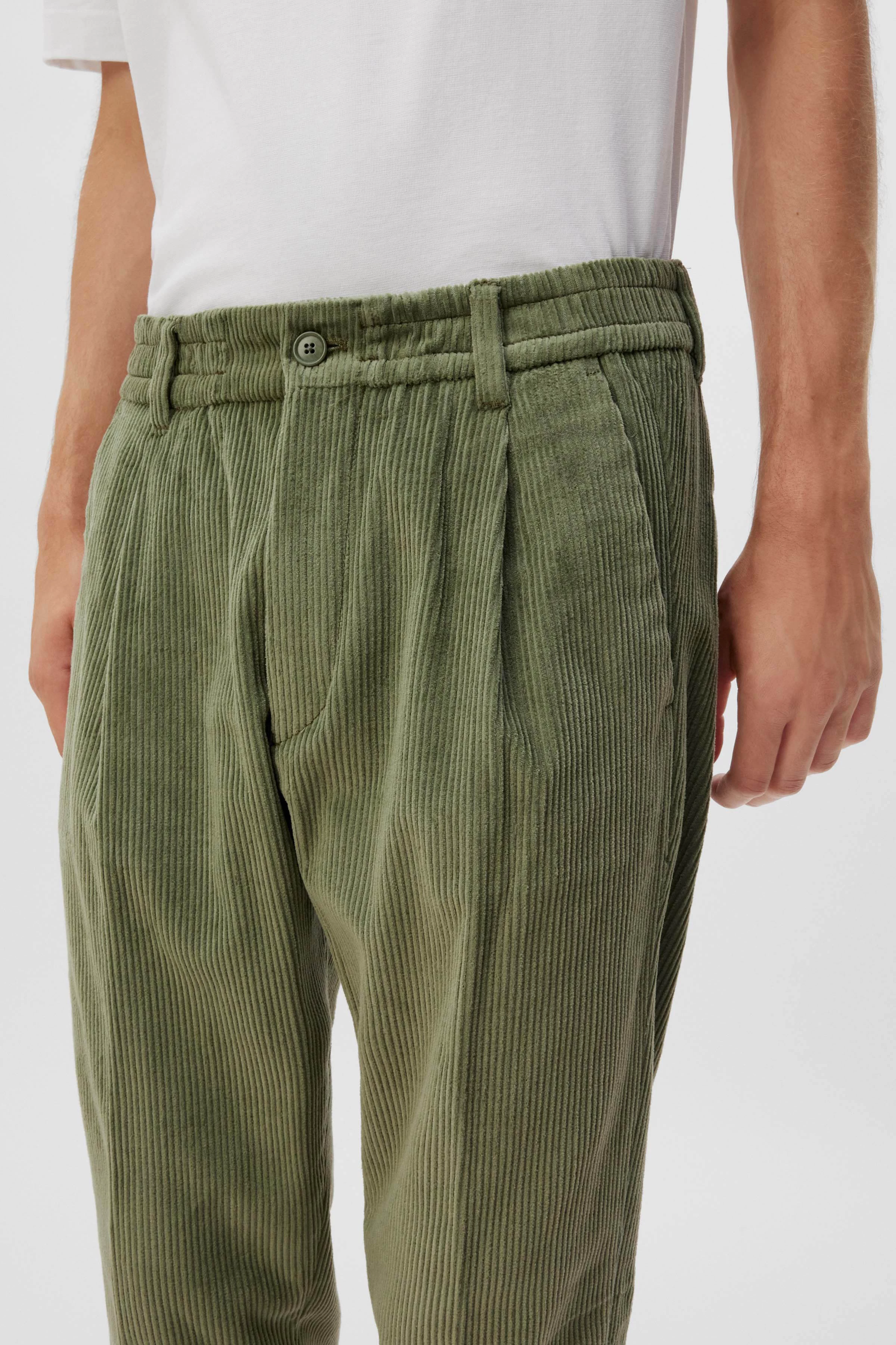 CHASY - casual trousers with pleat in corduroy - men - green - Seitenansicht