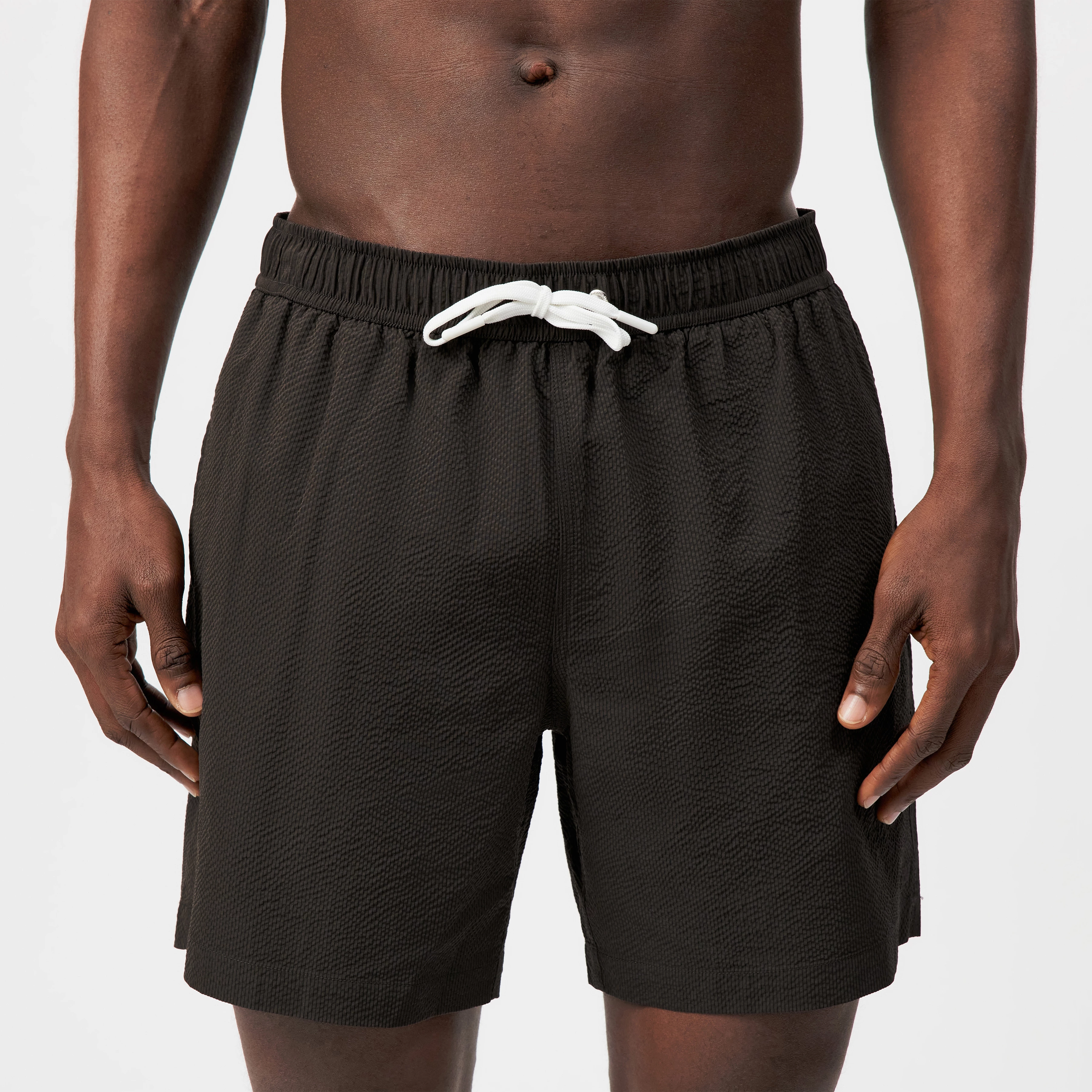 JARON - Short swim trunks with crinkle effect - unisex - brown - Detailansicht am Model