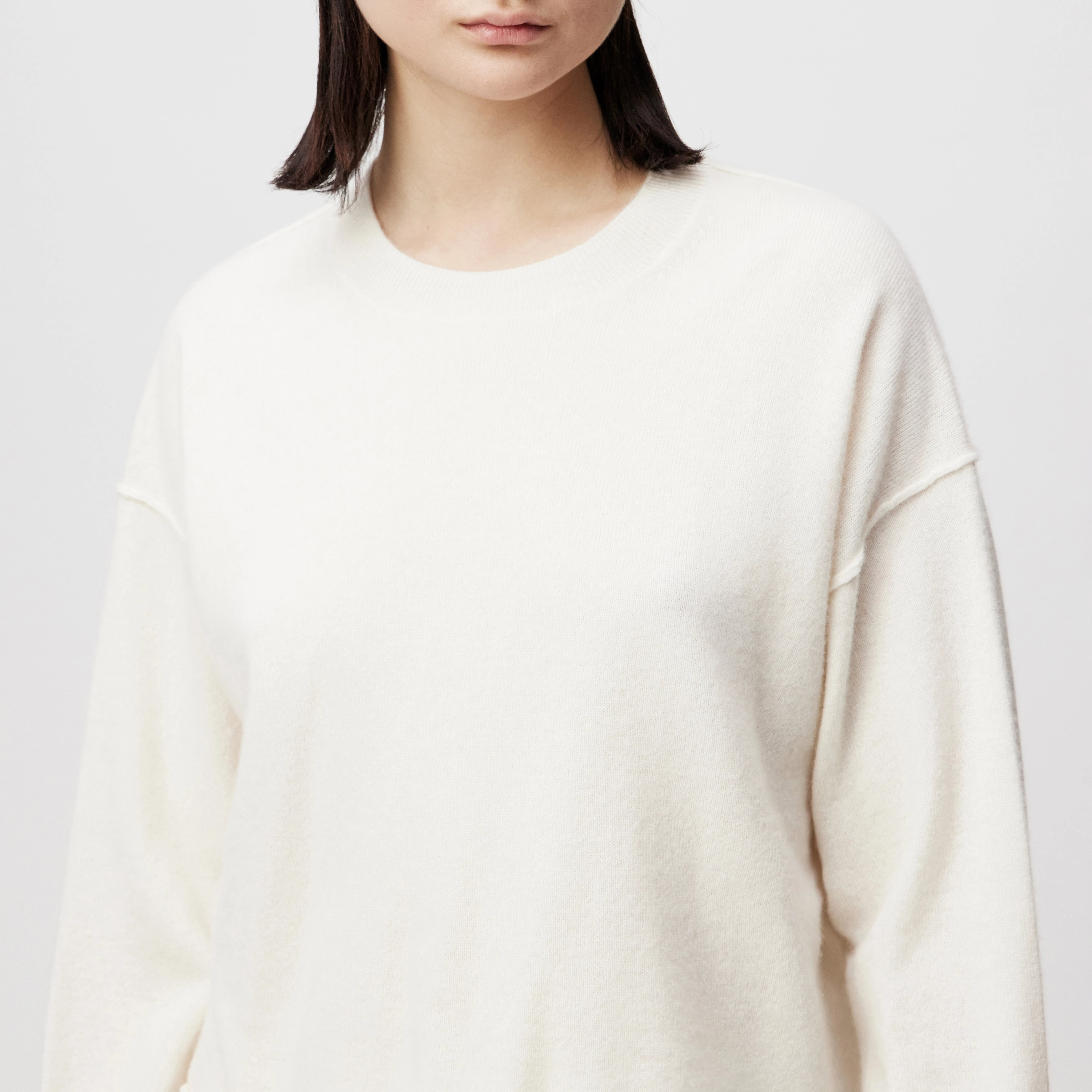 MALESE - Verkürzter Pullover in 100% Kaschmir - Damen - off white - Detailansicht am Model